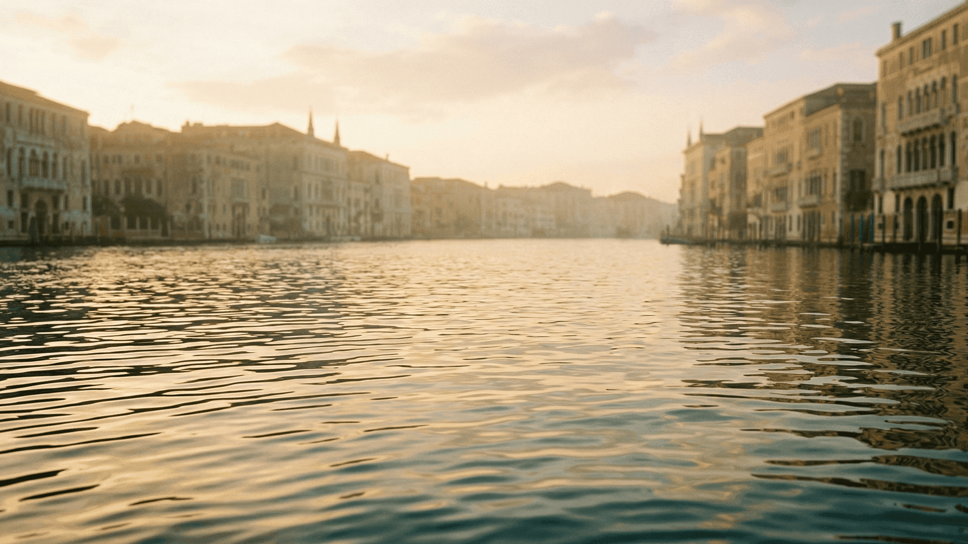 Гранд-канал в Венеции в утреннем тумане — спокойная атмосфера частной прогулки на катере