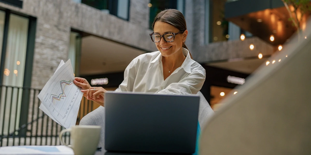 Empresária do setor financeiro utilizando WhatsApp corporativo