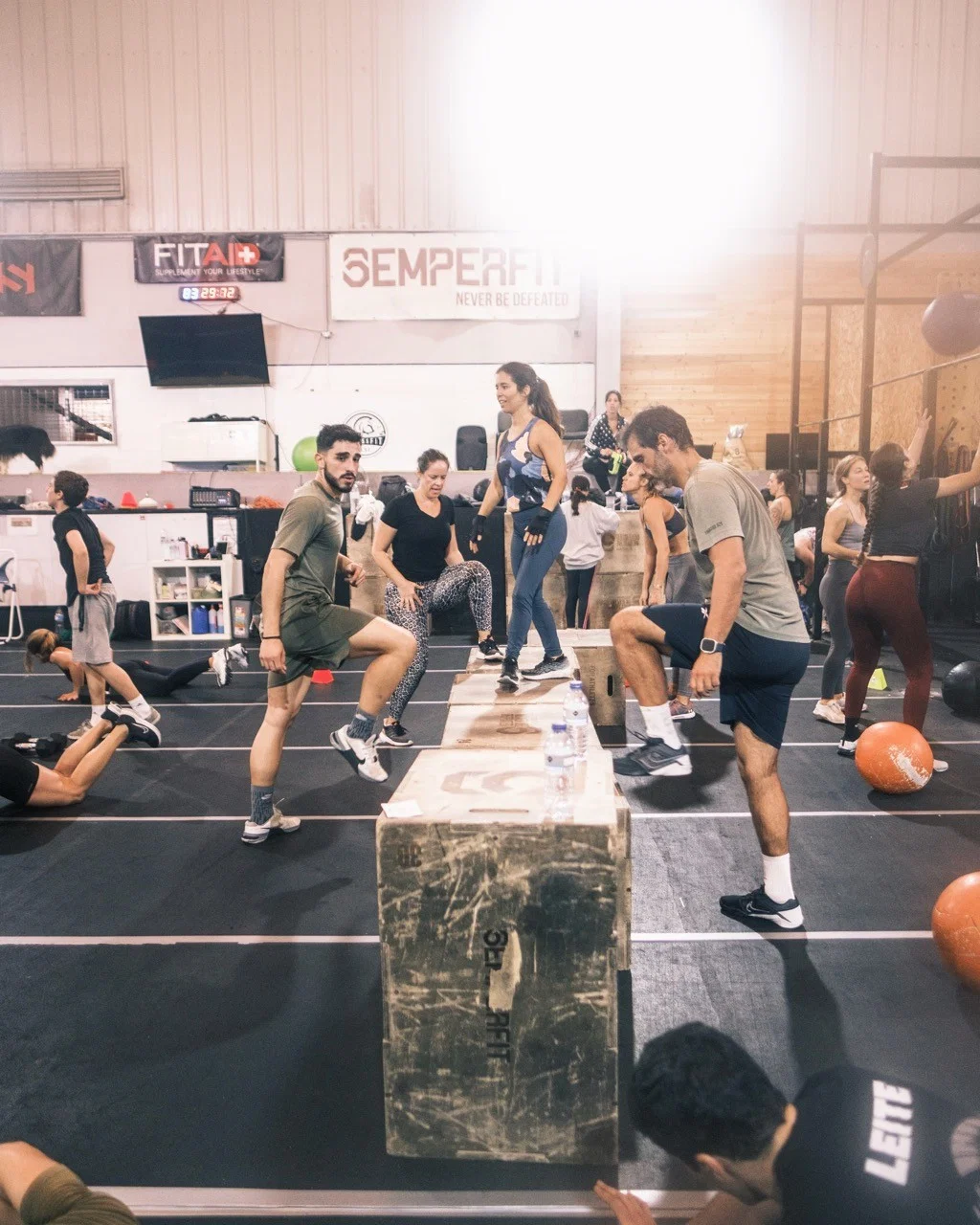 Atletas de crossfit a realizarem box step ups