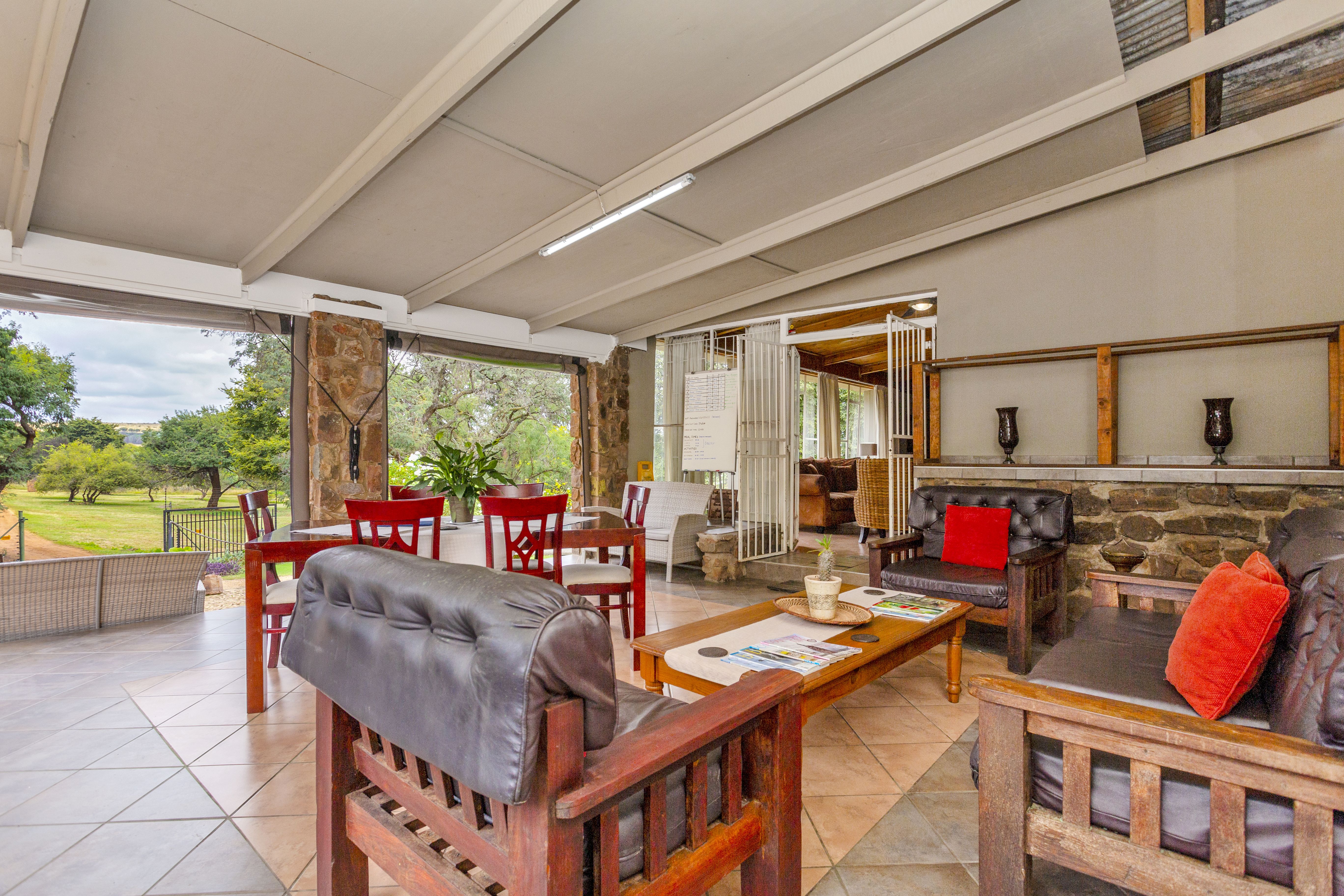 Kilimanjaro Elephant Ride, Arusha, Tanzania. En kvinna sitter och läser utanför ett tält uppsatt i vildmarken.