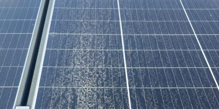 Poluarea industriala aduce depine de praf si particule pe instalatiile fotovoltaive pe o hala in Craiova