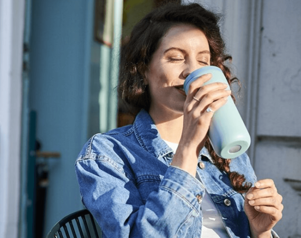 Mepal-Thermobecher Frau die daraus trinkt