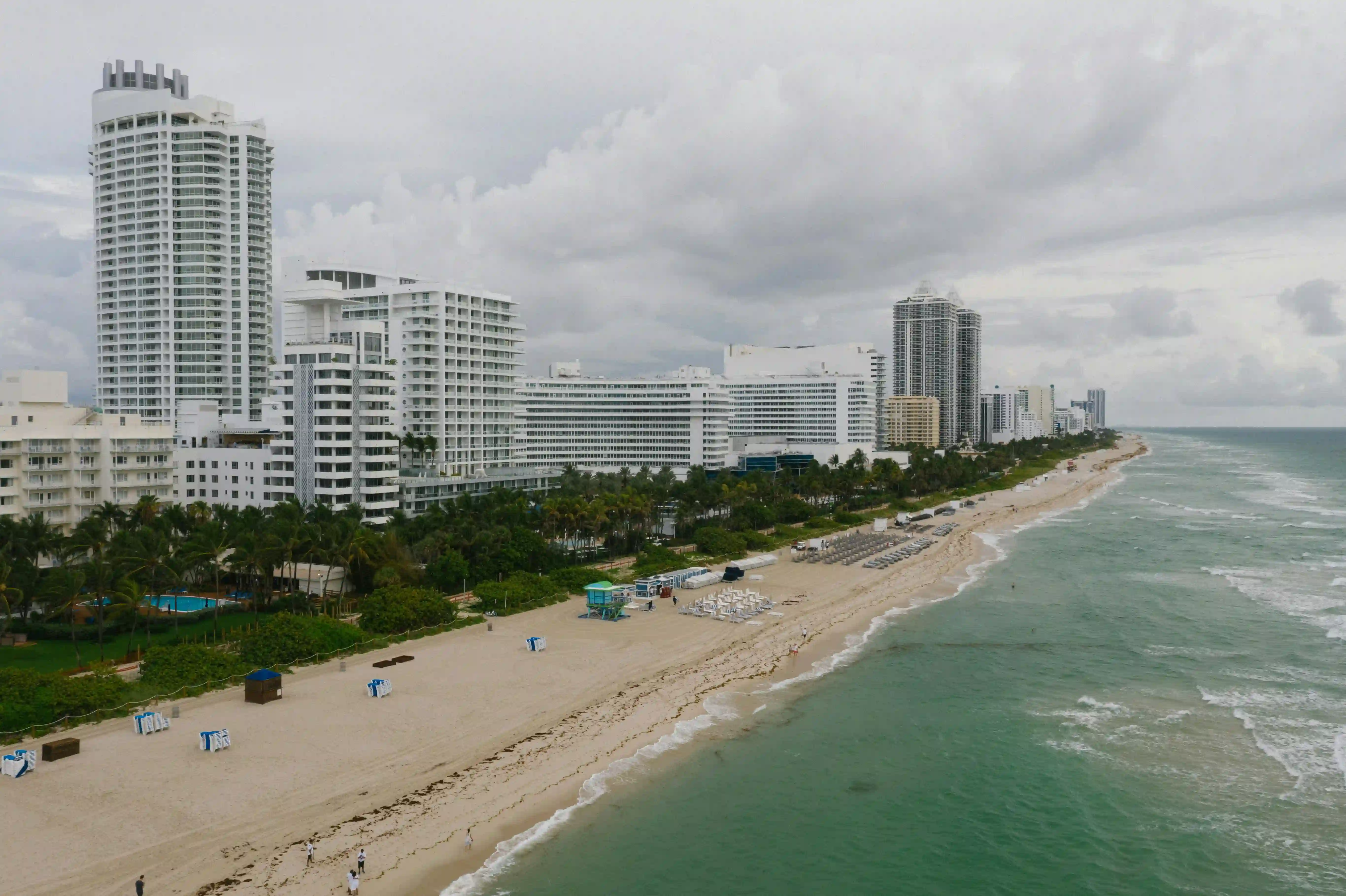 Bulutlu bir günde Miami sahilinin yukarıdan görünümü