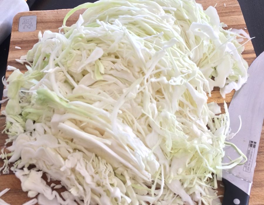 Preparazione cavolo bianco per crauti