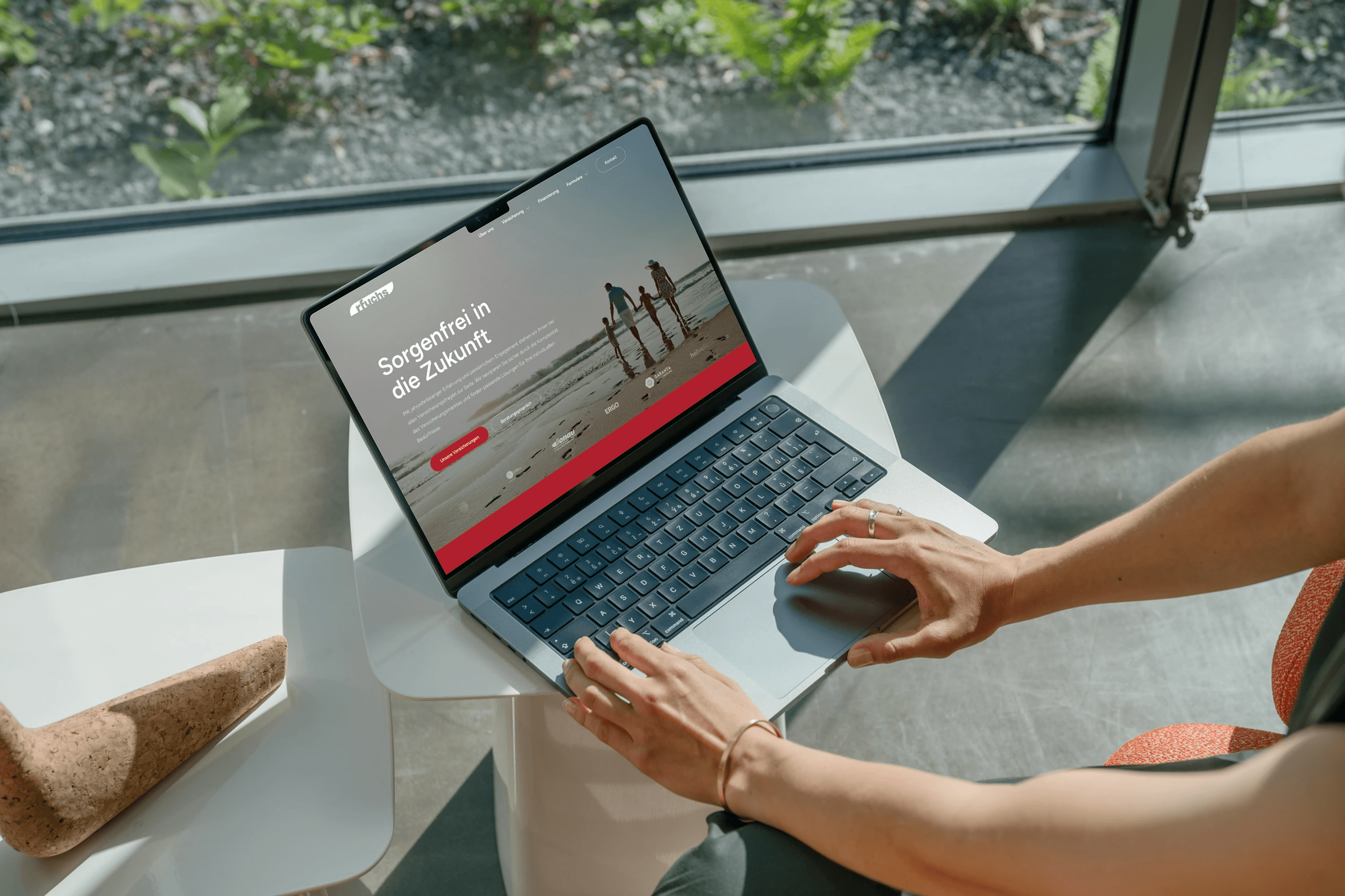 R. Fuchs Versicherungsmakler auf einem Laptop