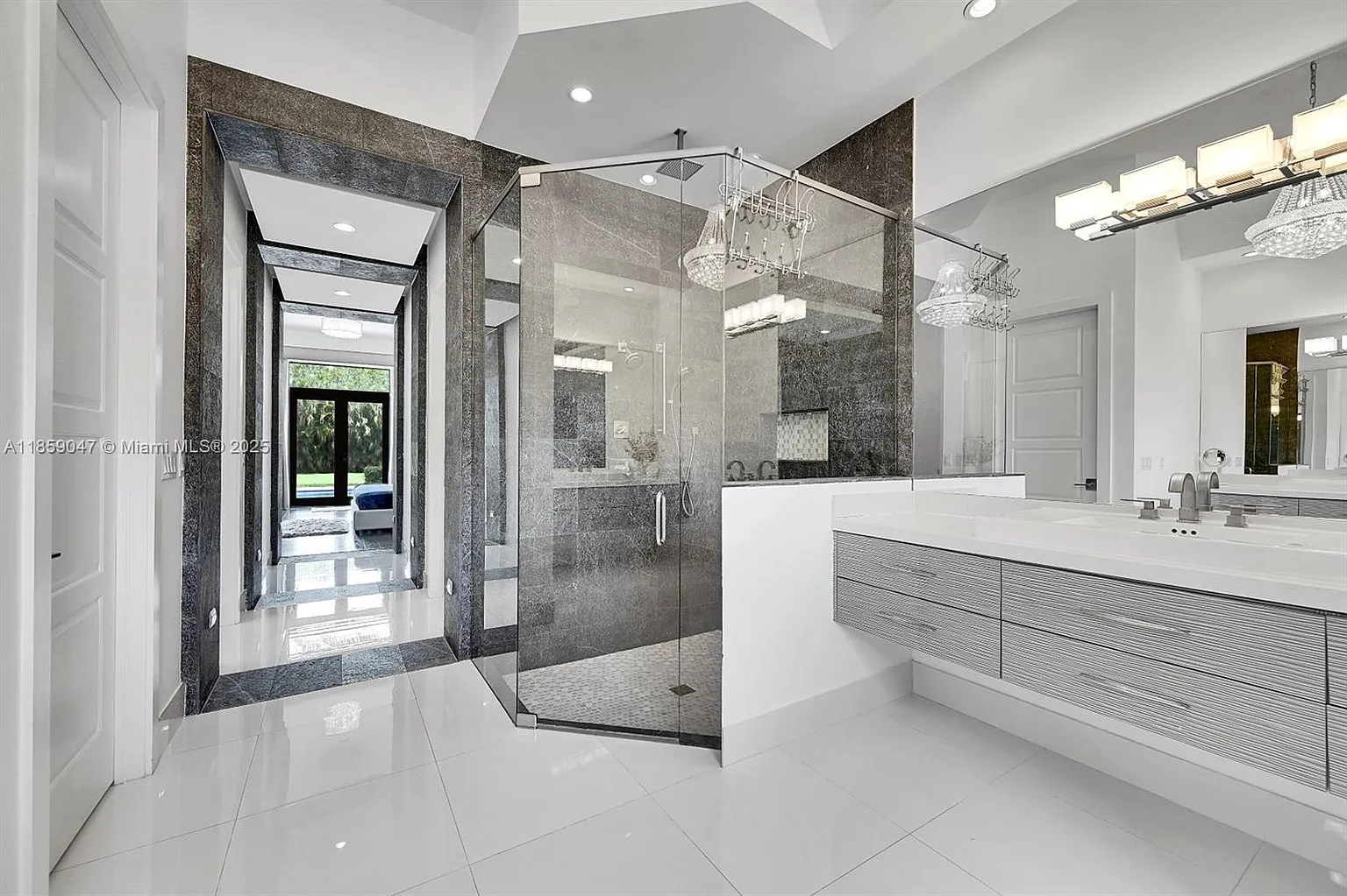 Plantation Luxury Home - Bathroom