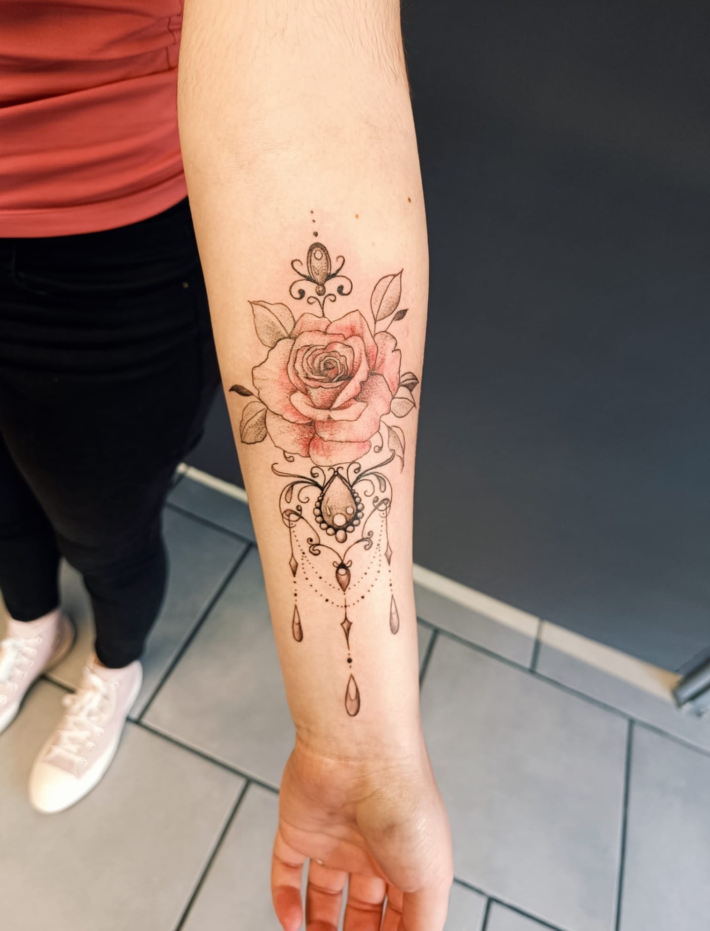 tatouage avant bras d'une fleur rouge