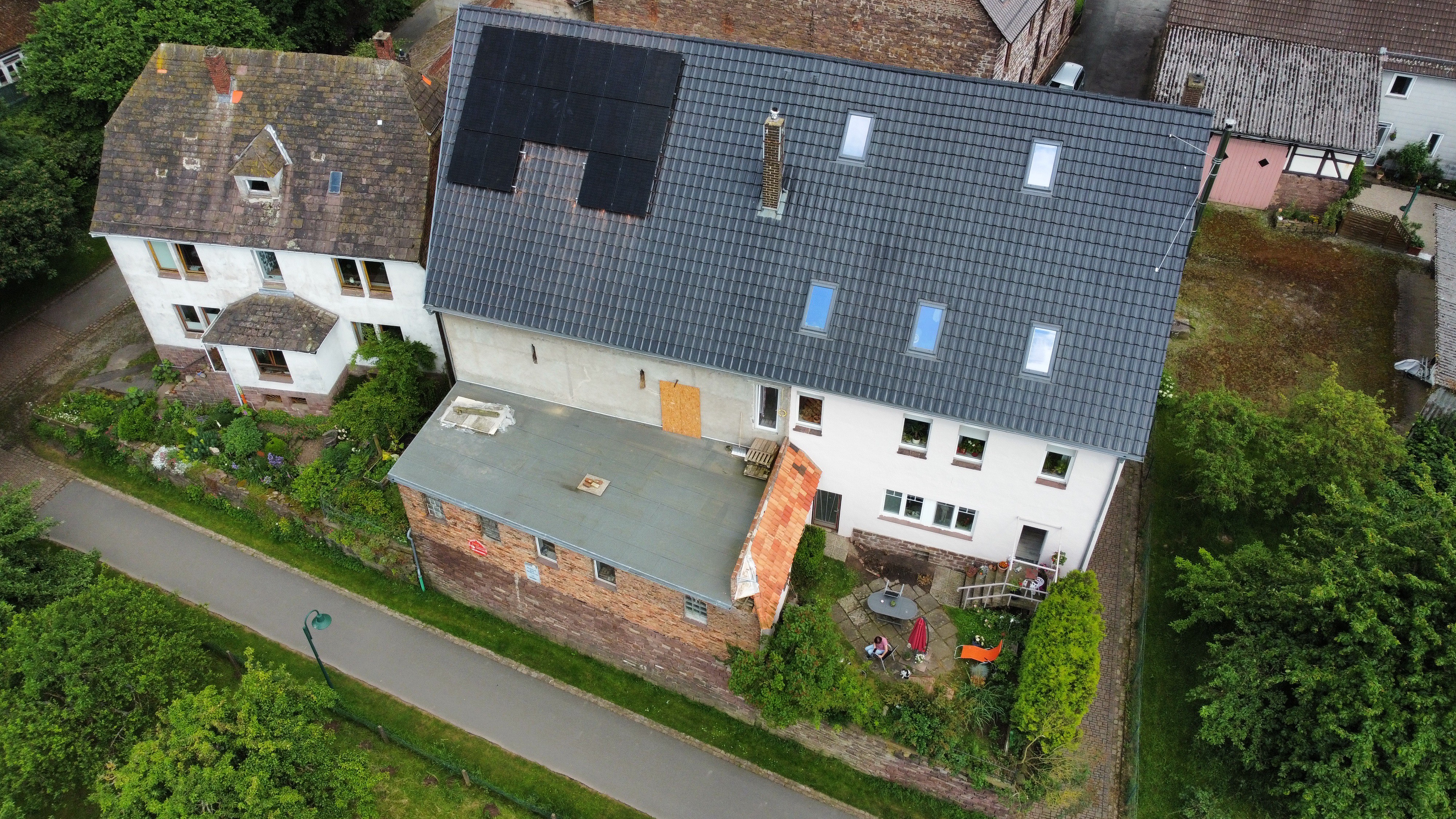 Dach mit PV Anlage in Boffzen
