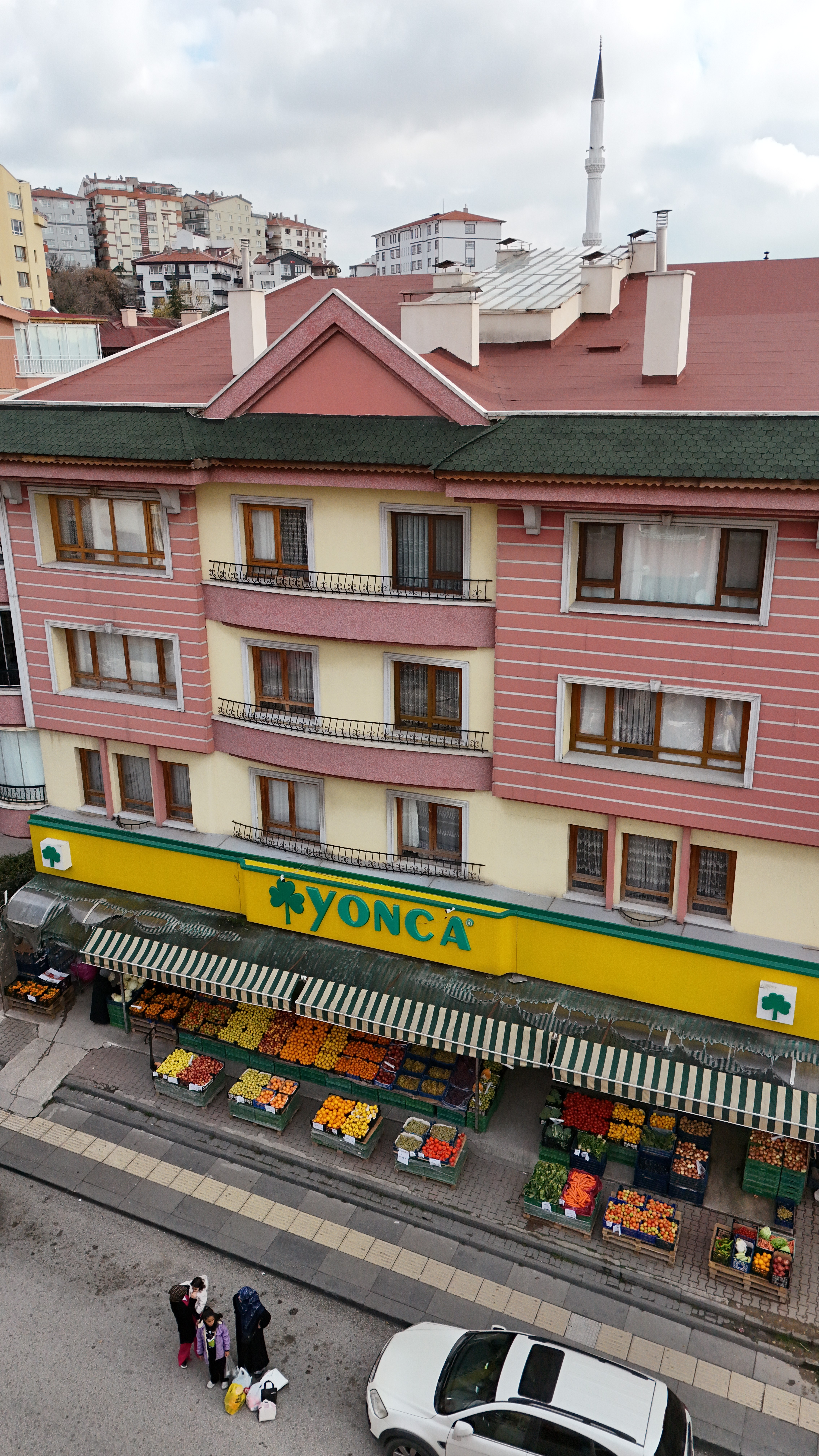 Merkezi konumu ve düzenli yapısıyla rahat bir alışveriş deneyimi sunar.