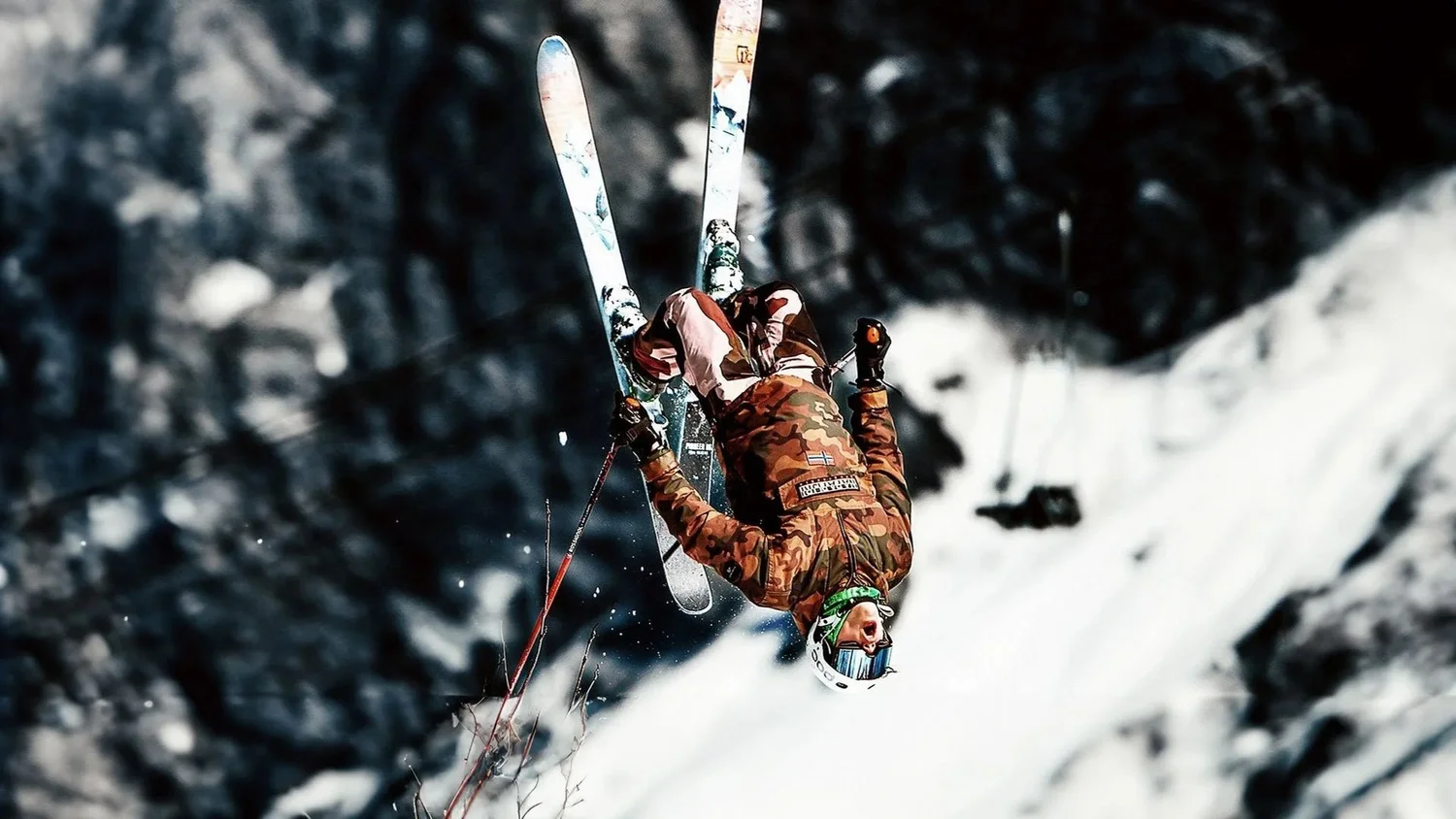 Saut à ski acrobatique lors d'une manifestation publique de freestyle