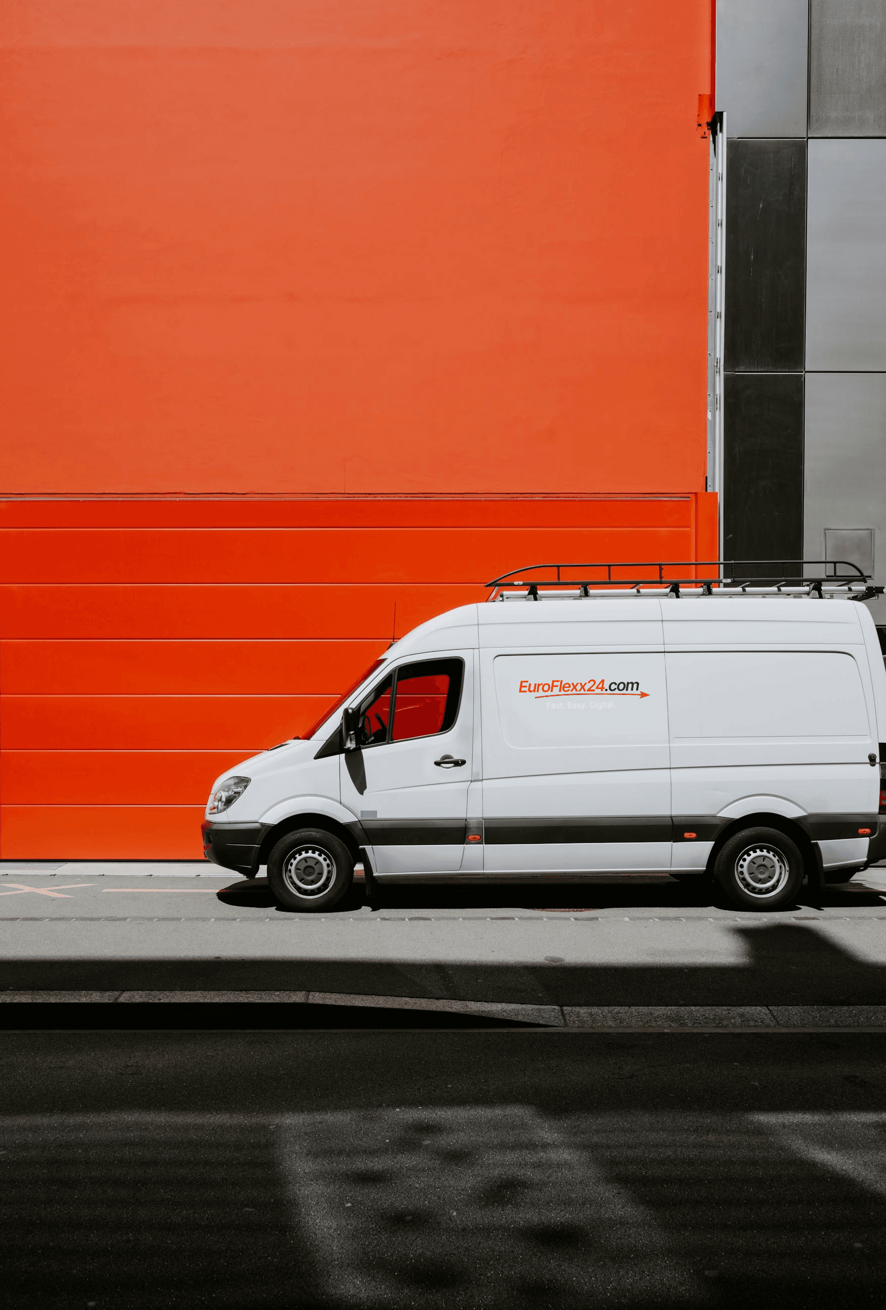 EuroFlexx24 Mercedes Sprinter mit Logo vor Garage