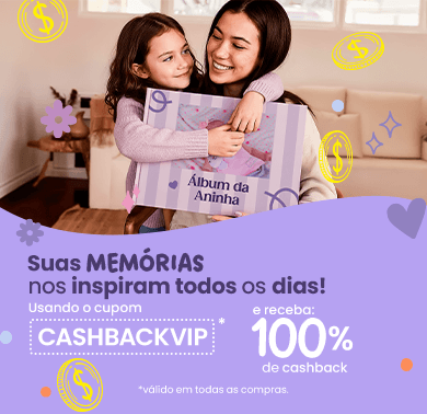 Banner promocional com fundo lilás mostrando mãe e filha sorrindo e abraçadas, segurando fotolivro personalizado com a frase “Álbum da Aninha”. Texto do banner: “Eternize com mais vinte por cento de desconto usando o cupom CLIENTE vinte, em compras acima de cento e quarenta e nove reais e noventa centavos
