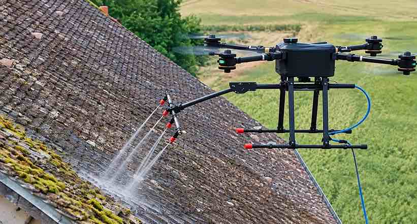 drone qui asperge un toit