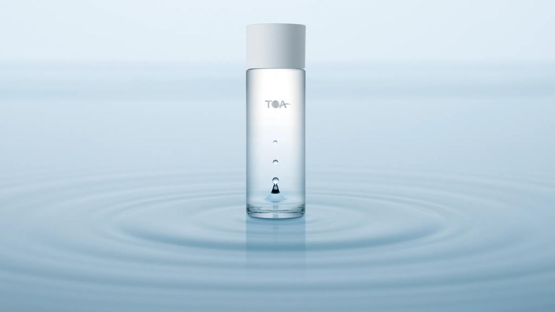 透明なボトルが水面の中央に立ち、水の波紋が広がるミニマルで清潔感のある構図