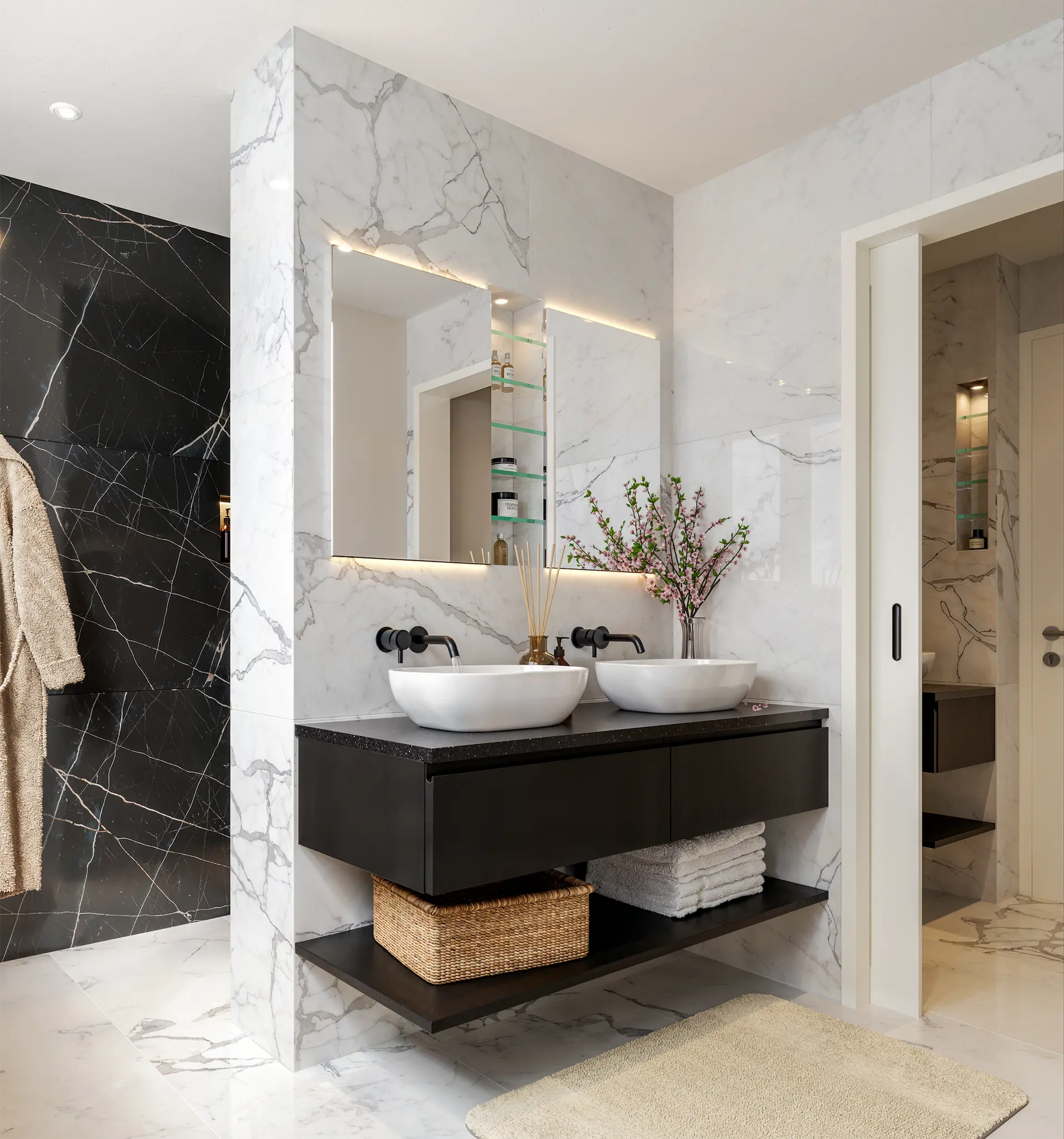 modernes Badezimmer mit schwarz- weissen Marmormaterialisierung