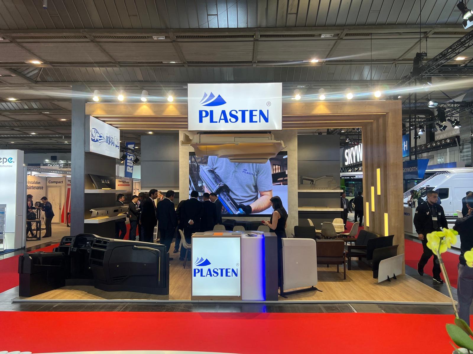 Warm wooden architectural frame at the Plasten stand, creating a strong brand identity and visibility from different directions.