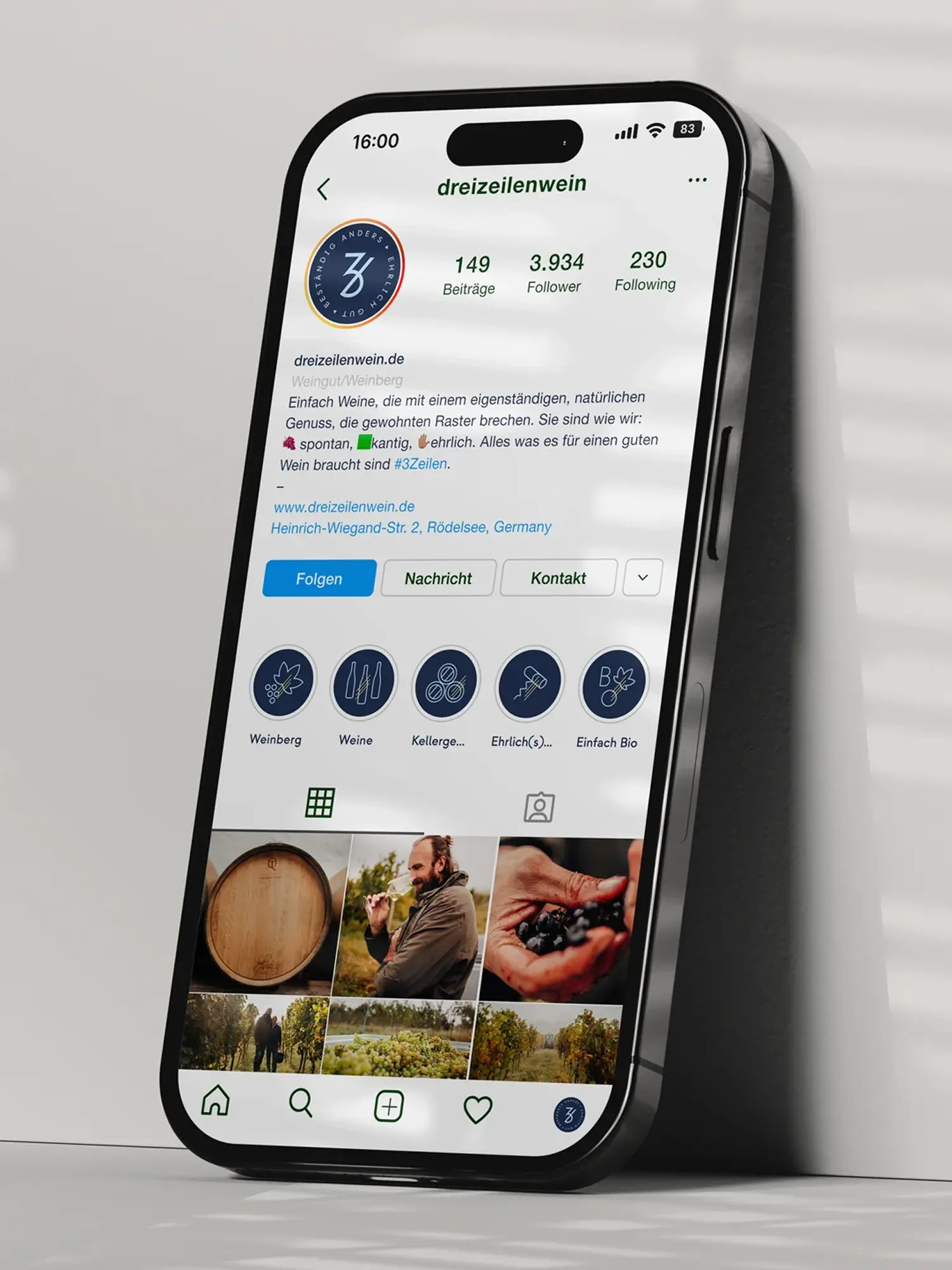 Smartphone mit Instagram-Profil dreizeilenwein und Feed-Vorschau