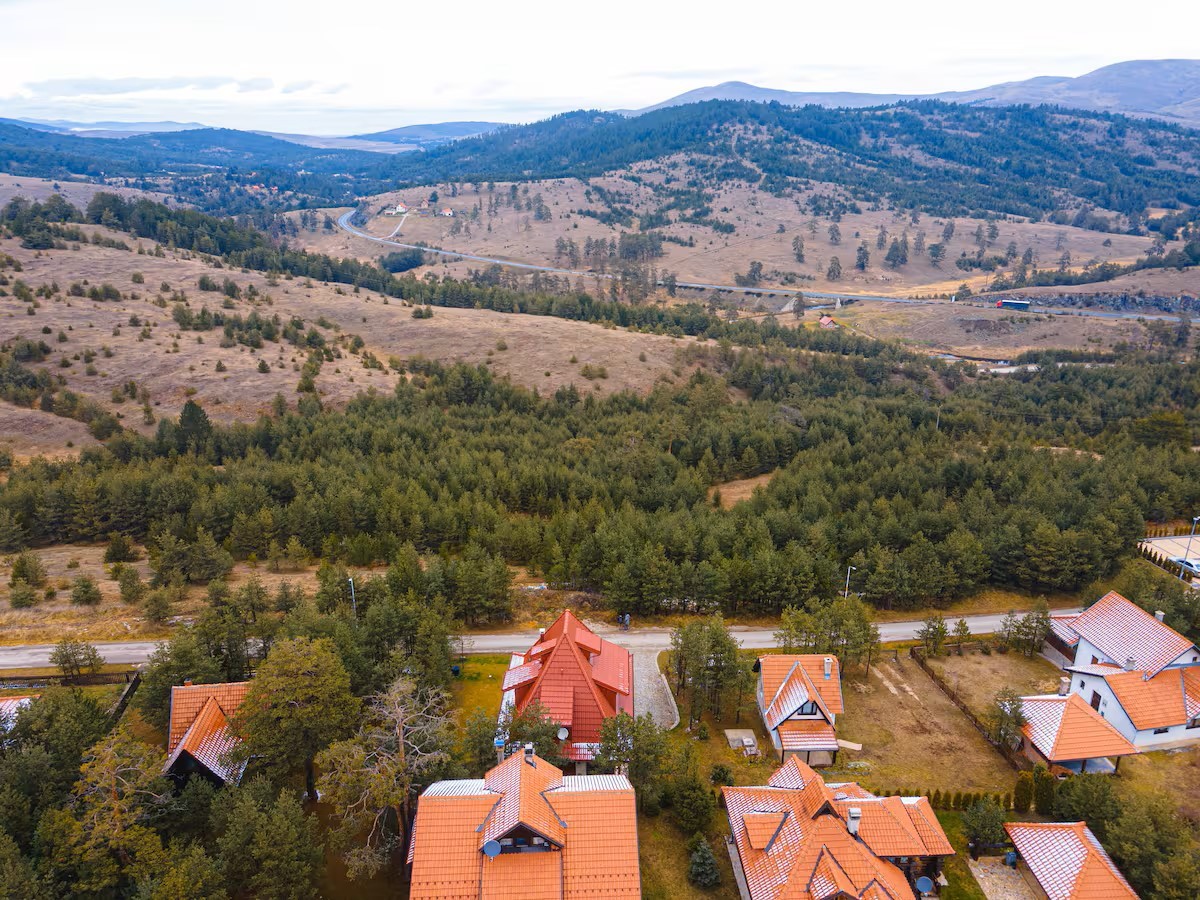 Slika pogleda iz Bajin Chalets na Zlatiboru.