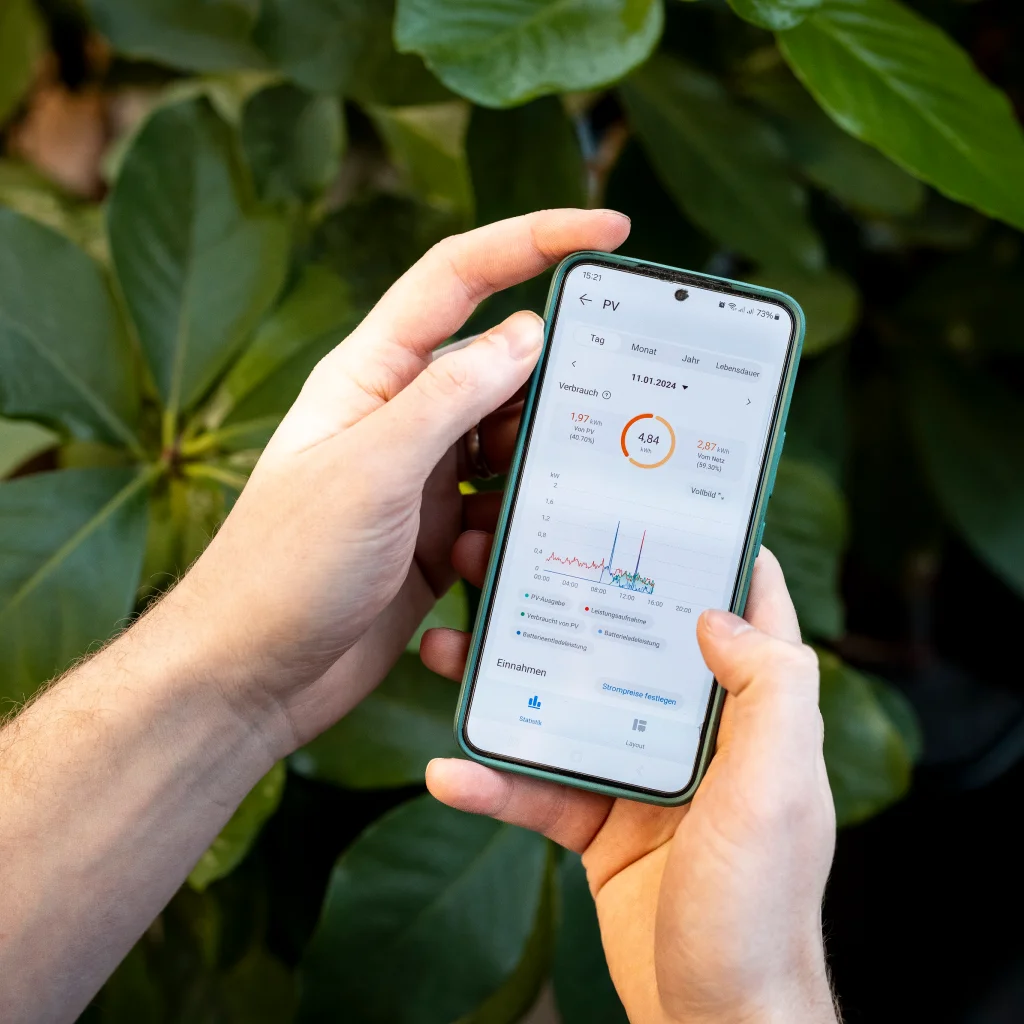 Smartphone mit App zur Überwachung und Steuerung einer PV-Anlage