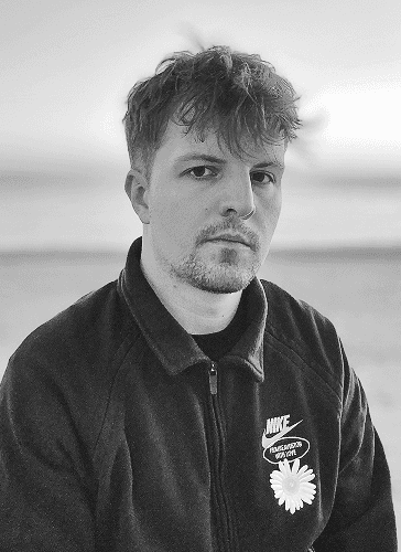 Profile picture of Kamil Zieliński, with streaks visible in the background.