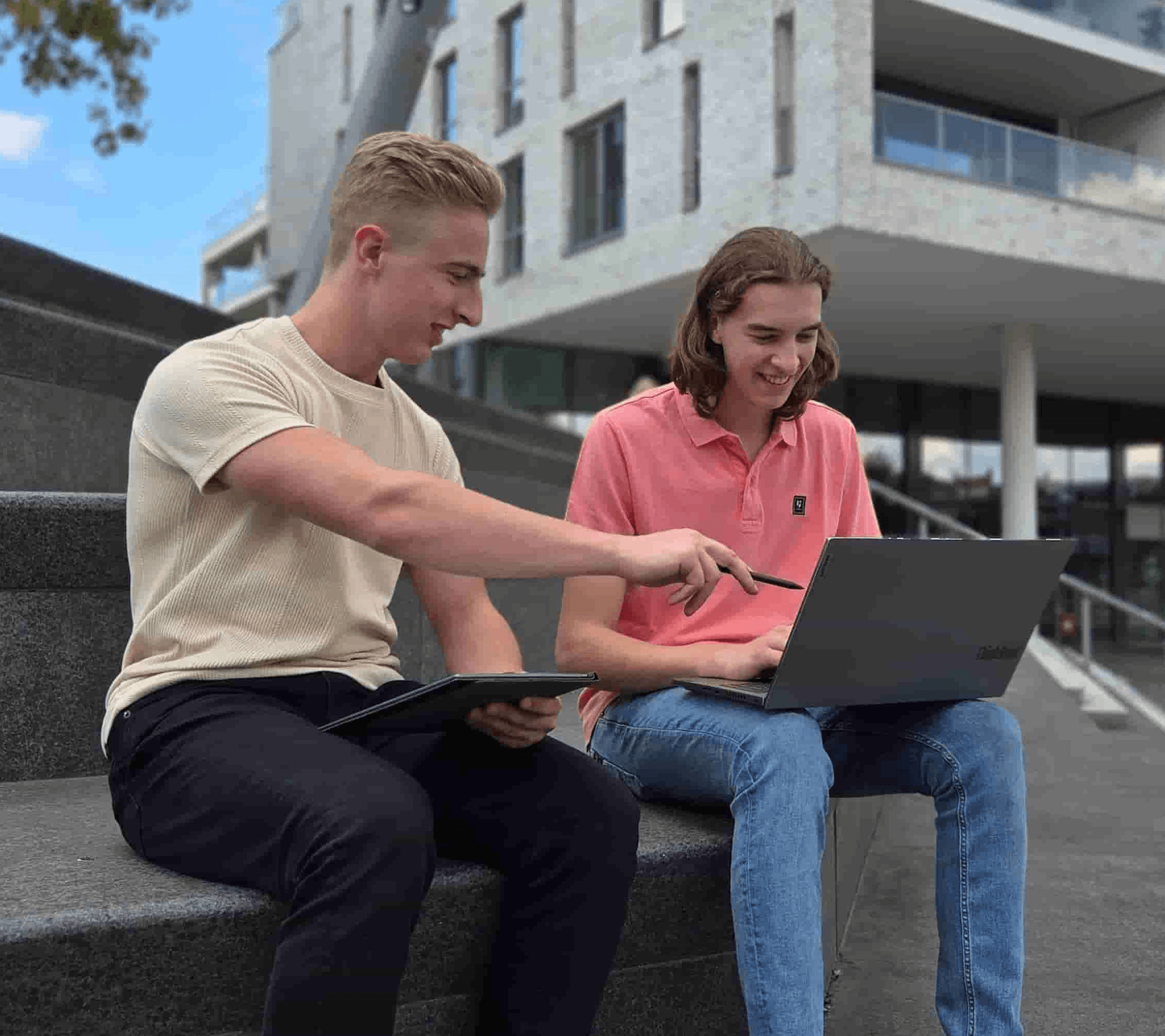 Samen achter de computer buiten