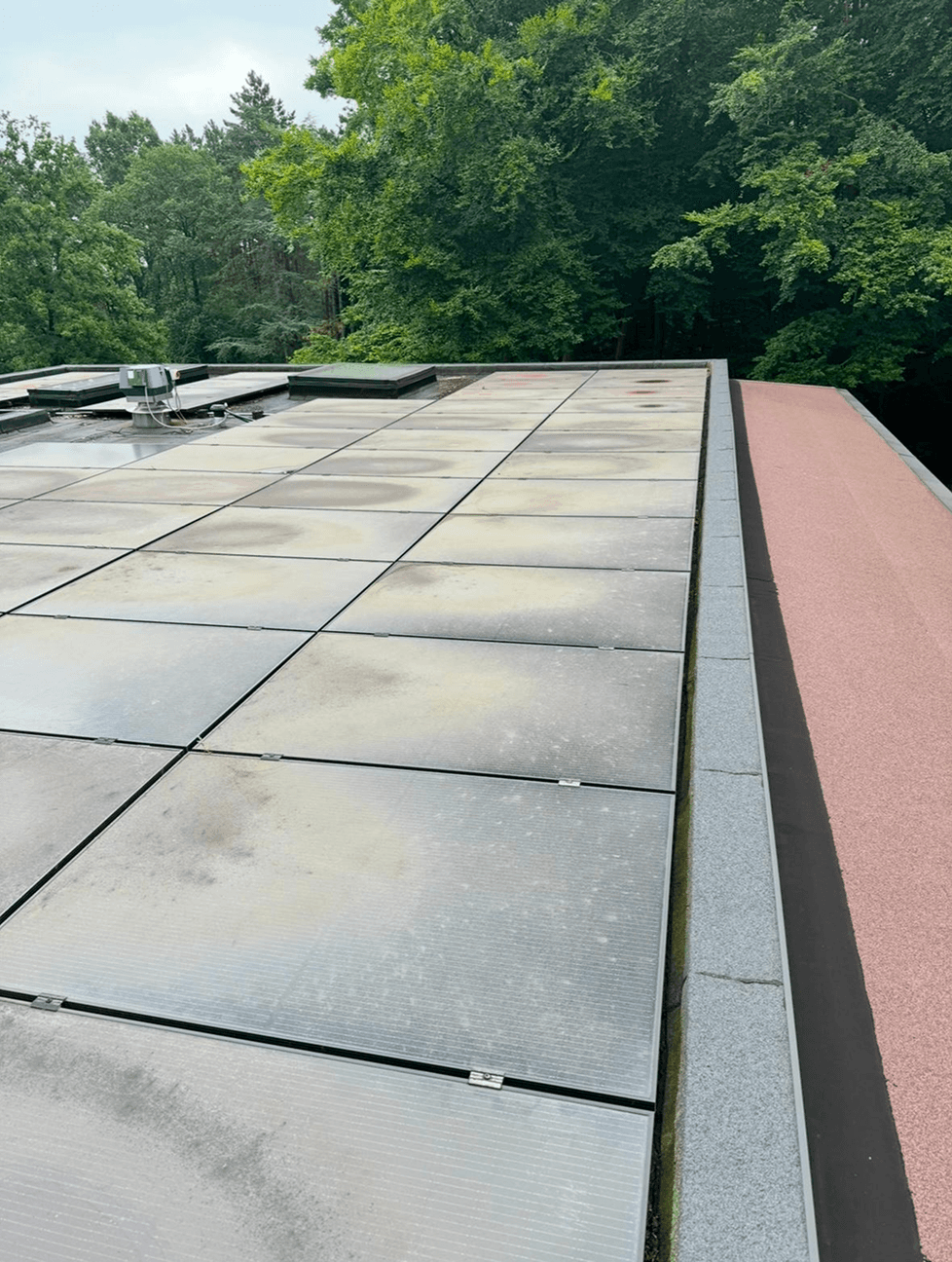 Zonnepanelen na professionele reiniging met optimale lichtdoorlaat