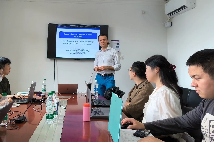 Edoardo Gallo presenting Cooperation and Cognition in Social Networks at Tsinghua University, 19 July 2024