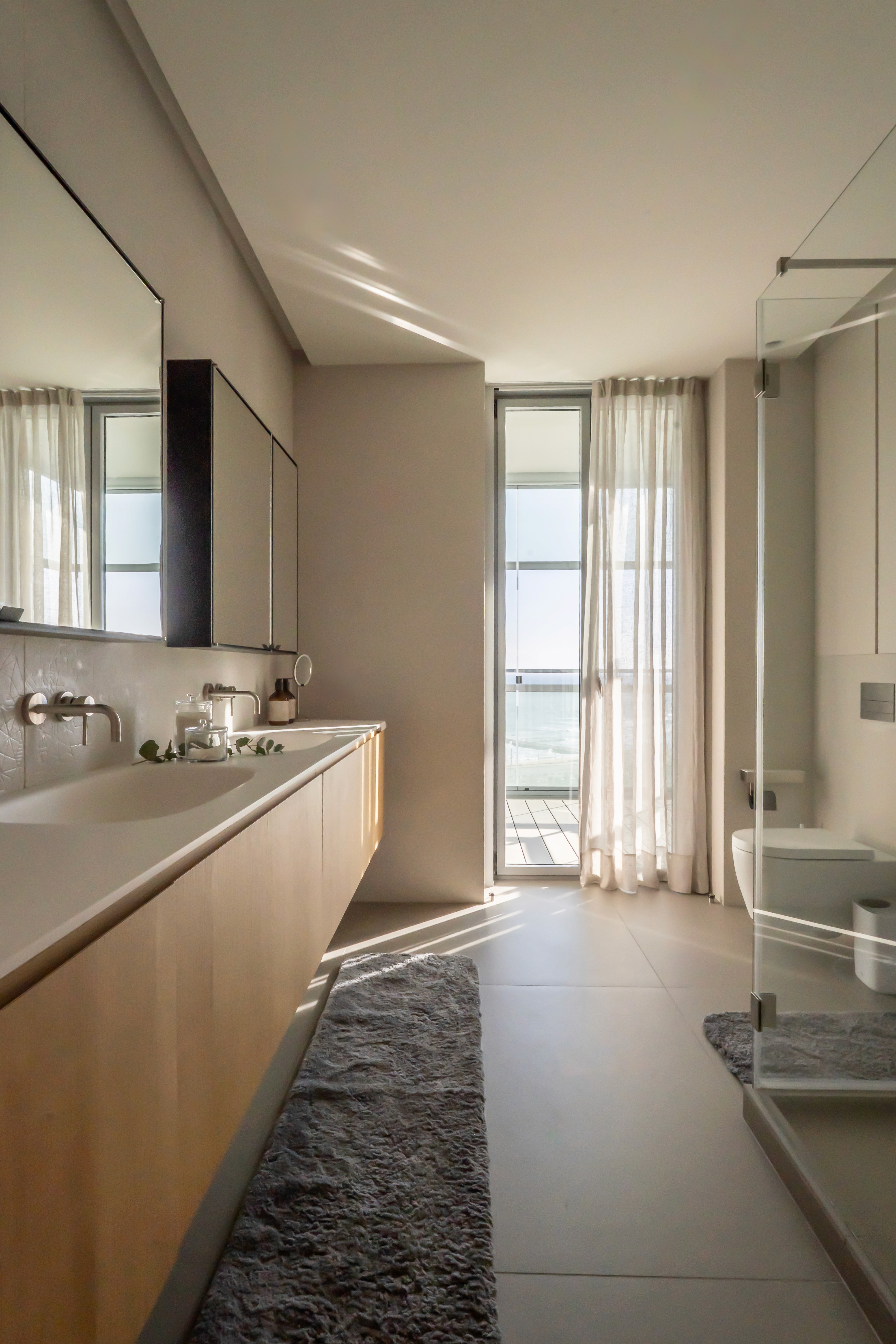 Baño principal espacioso con mucha luz natural