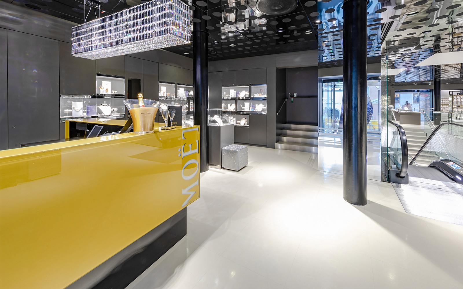 Innenraum des Swarovski Hauses in Wien mit Champagnerpräsentation und Schmuckvitrinen.