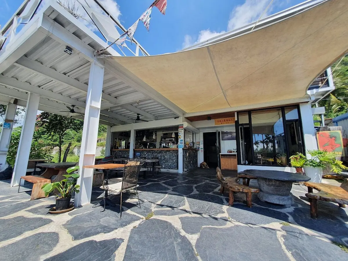 熱帶低氣壓 Low Pressure 位於台東東河的衝浪餐廳空間