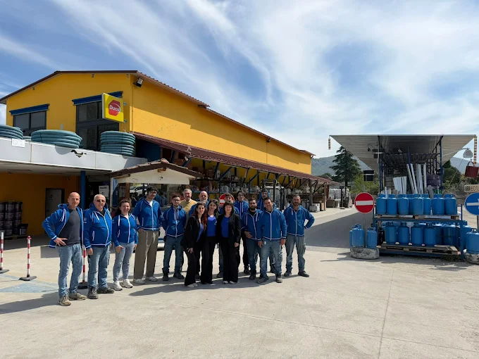 carlo celanetti e colleghi di lavoro a pranzo in azienda edile di famiglia