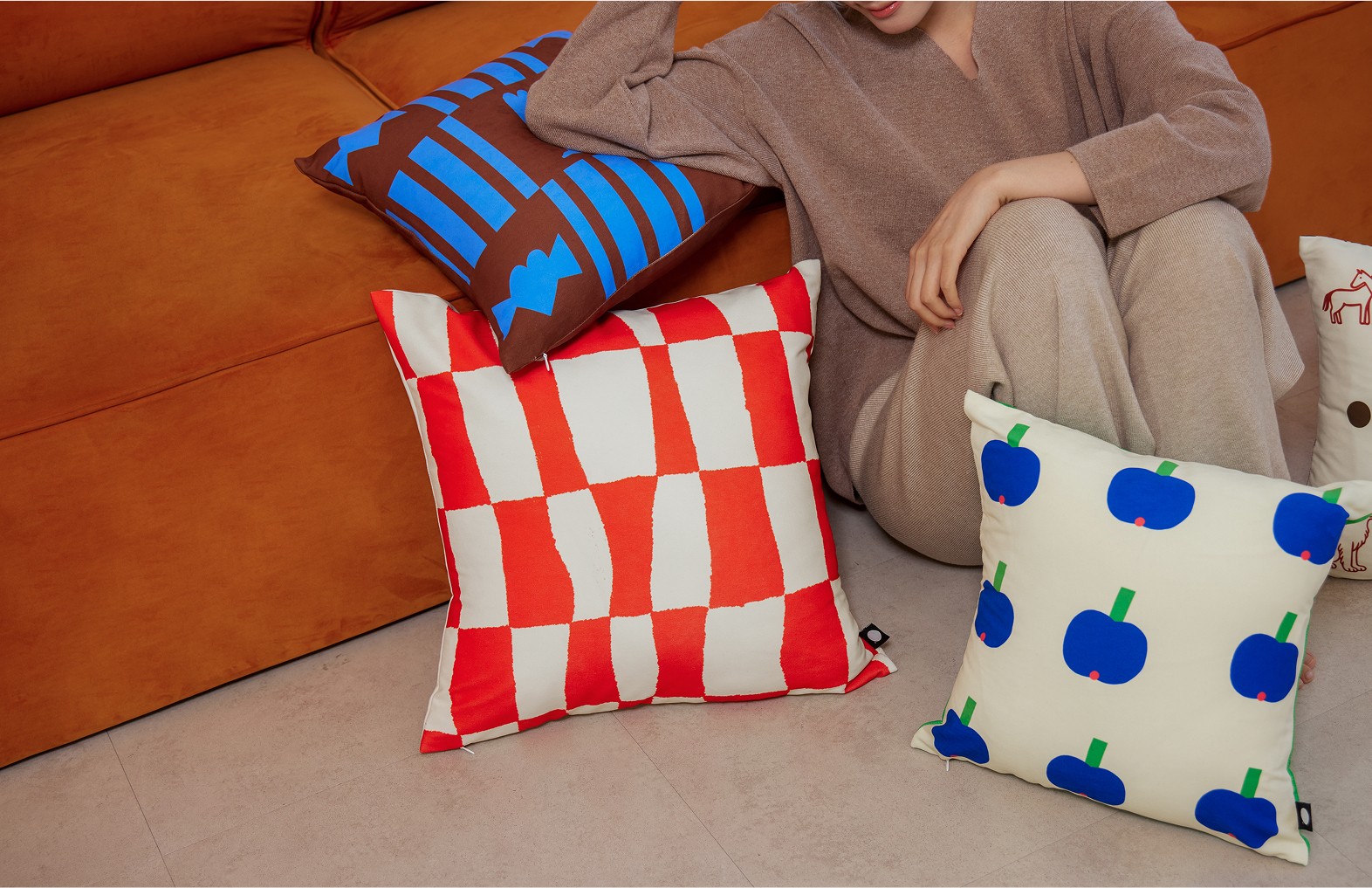 스웨이드 터치 쿠션