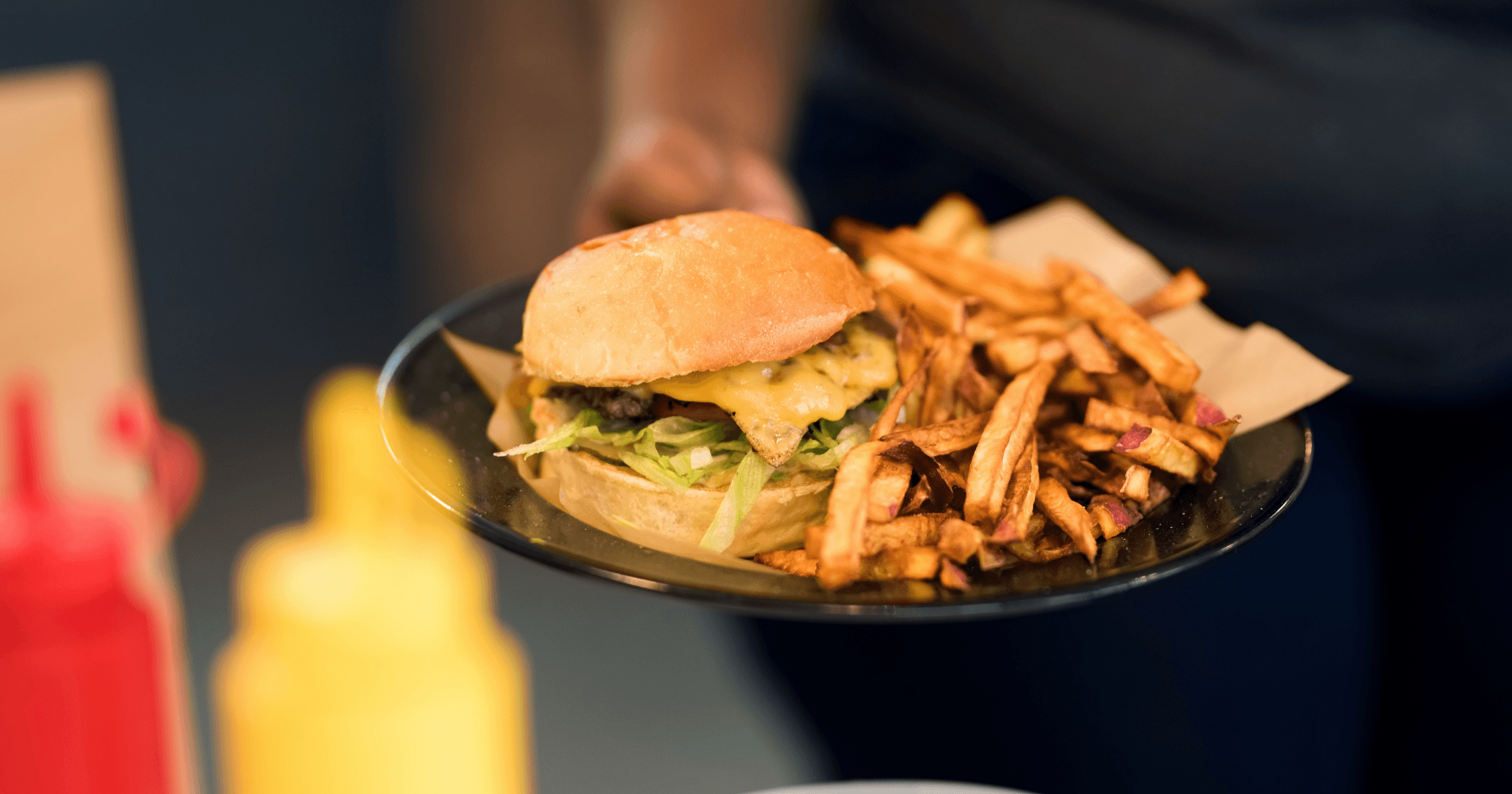 Seorang staf F&B Malaysia yang sedang melayan pelanggan