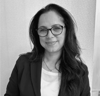 black and white photo of the upper part of white female in a suit with white Tshirt, smiling to the camera. This is the BeyondTrucks Head of Customer Success , Natahsa Martinez