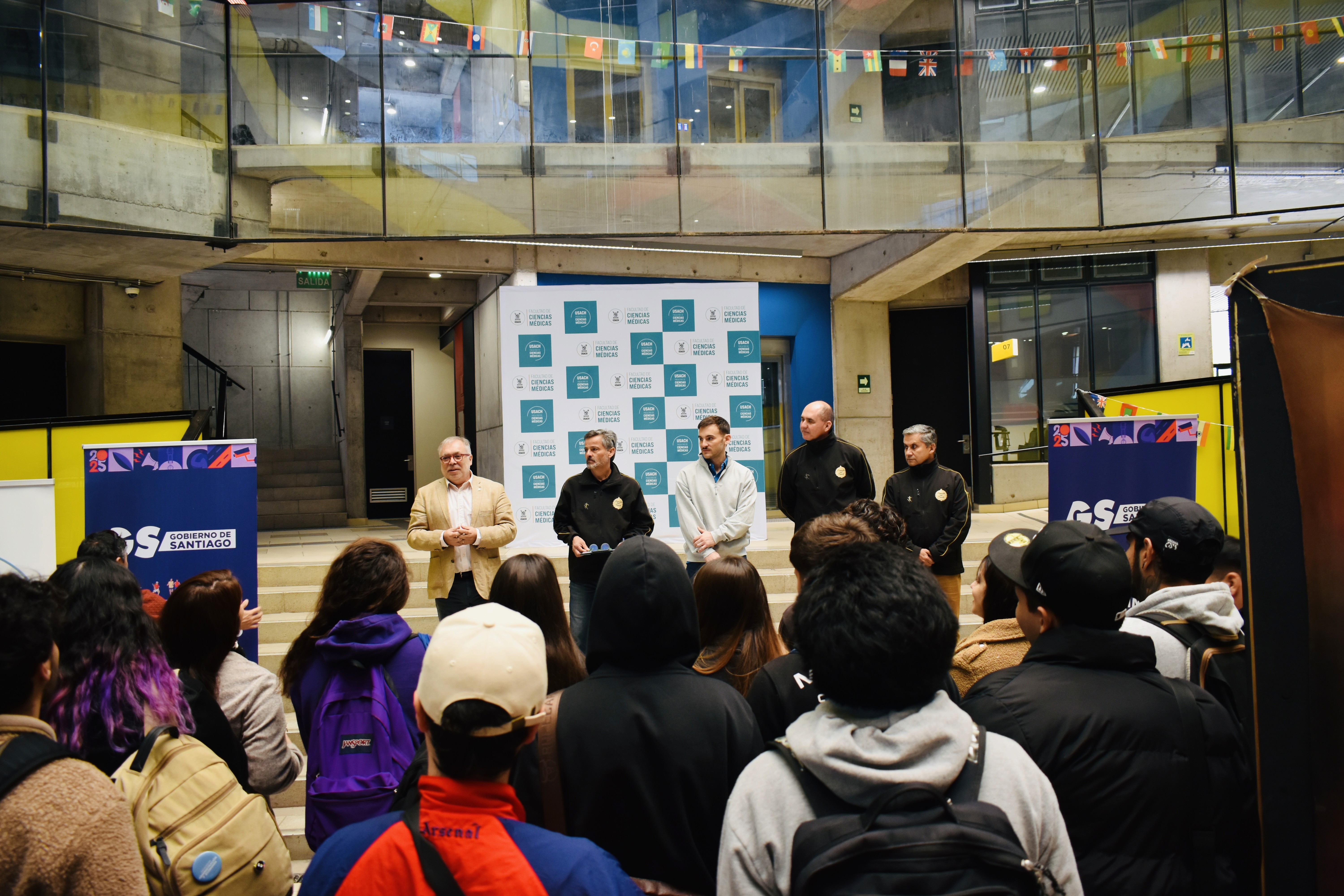 Tomás González dando un discurso junto a autoridades de la Universidad de Santiago de Chile (USACH) en el evento.