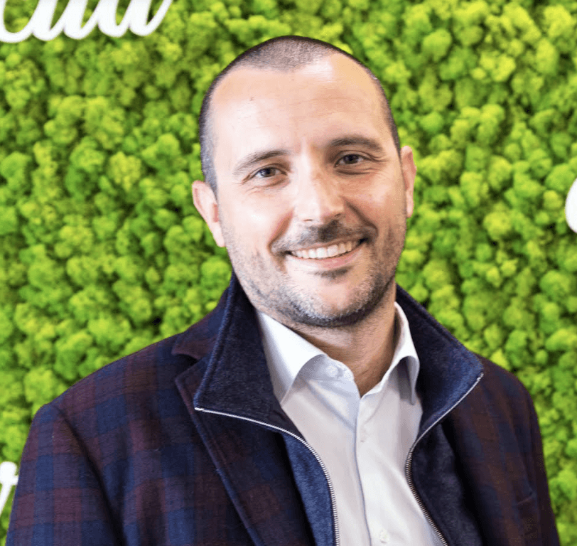 Immagine di Leonardo Trabattoni di Pescanova, che sottolinea i vantaggi di Fluida nella gestione delle note spese e nel miglioramento della comunicazione interna.