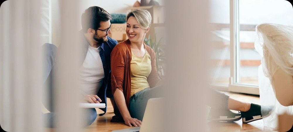Pareja feliz tras la venta de su inmueble