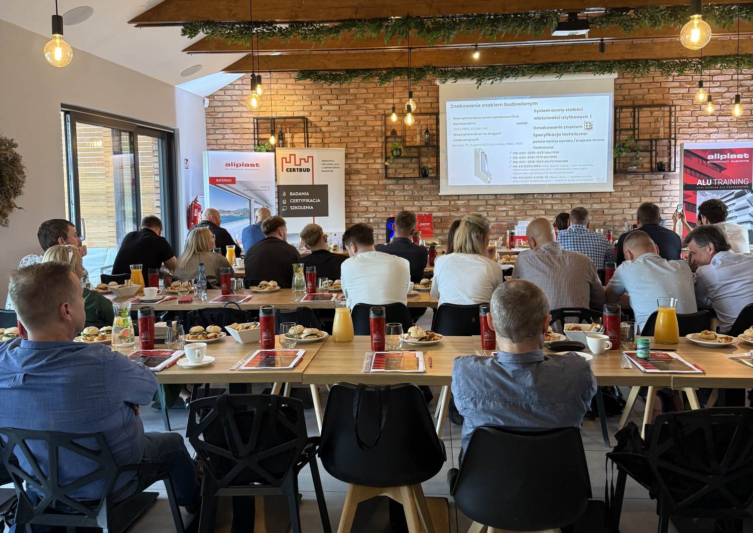 Uczestnicy szkolenia biznesowego w Niedźwiedzia 25 podczas prezentacji i warsztatów