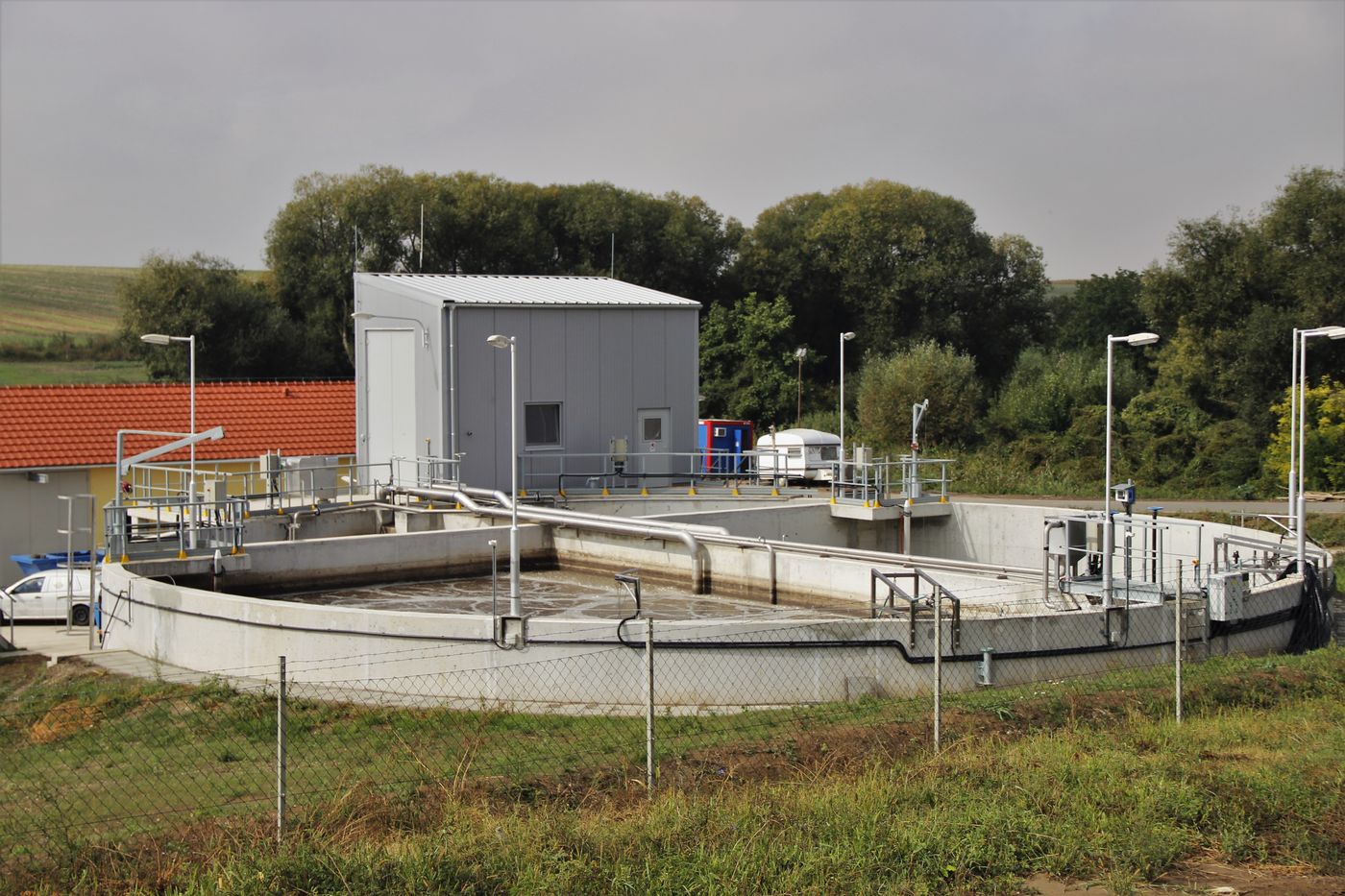 Circular CYCLATOR tank and control building at the Vácszentlászló municipal wastewater treatment plant, Hungary
