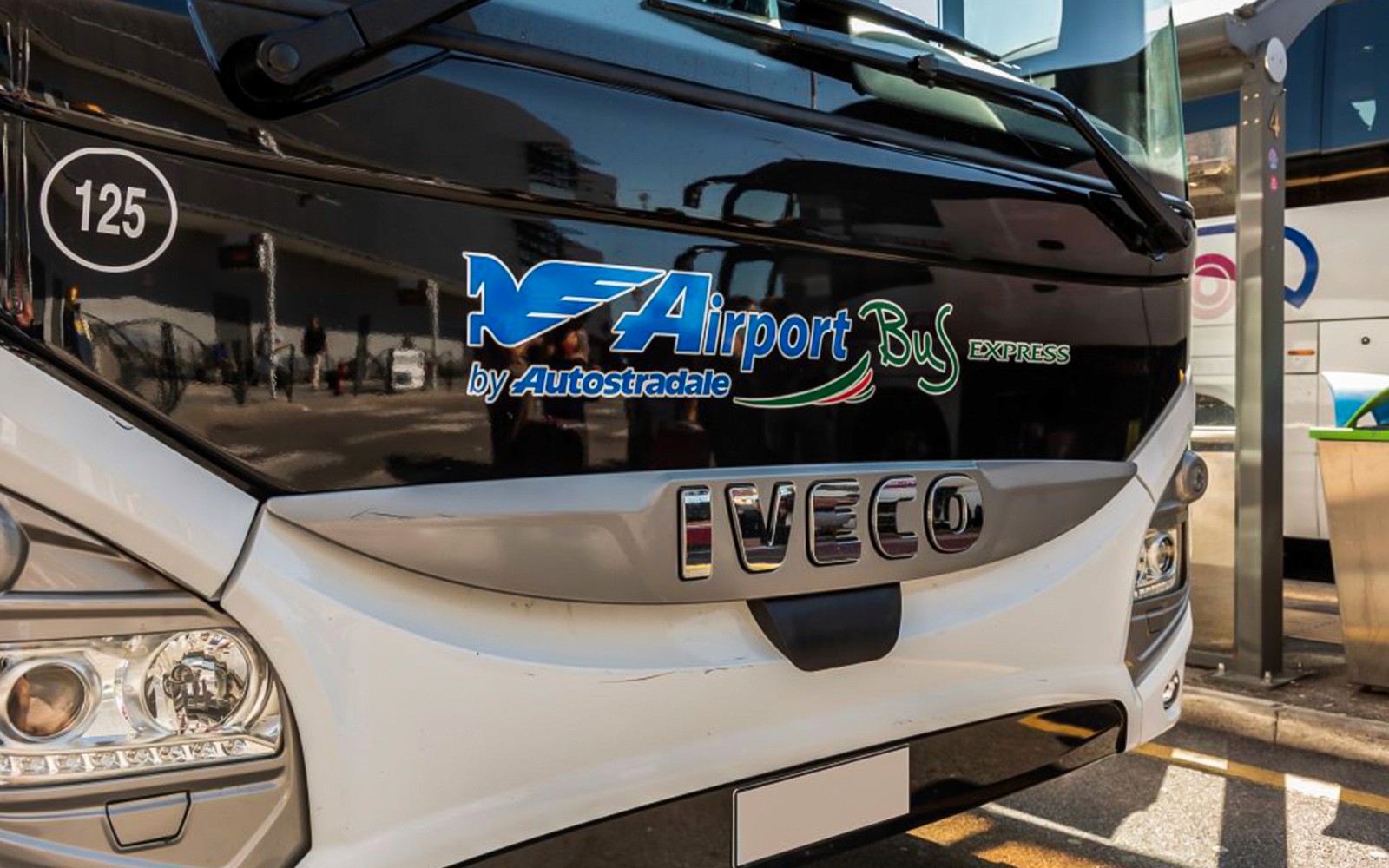 Tampilan depan bus Autostradale Airport Transfer di terminal.
