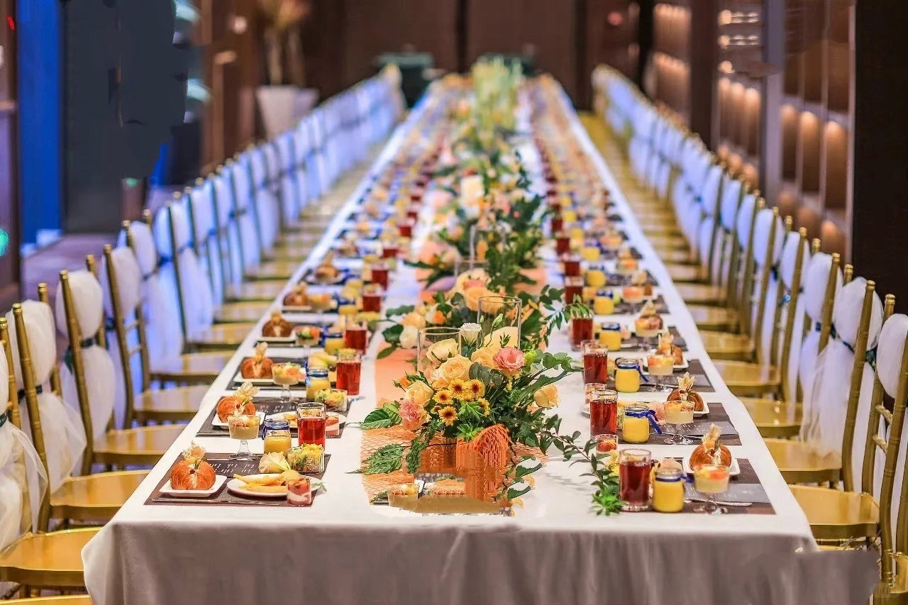 大型商務宴會品酒會 corporate wine dinner event with many guests, fine dining and wine