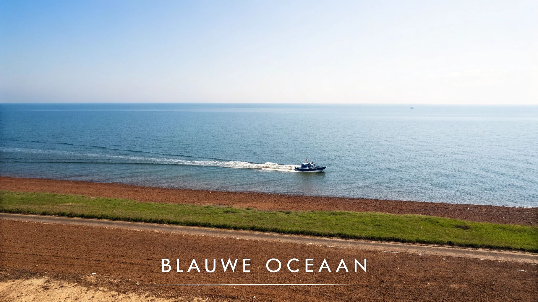 Een boot vaart over een kalme blauwe oceaan langs een kustlijn met bruine aarde en groen gras. De lucht is helder.