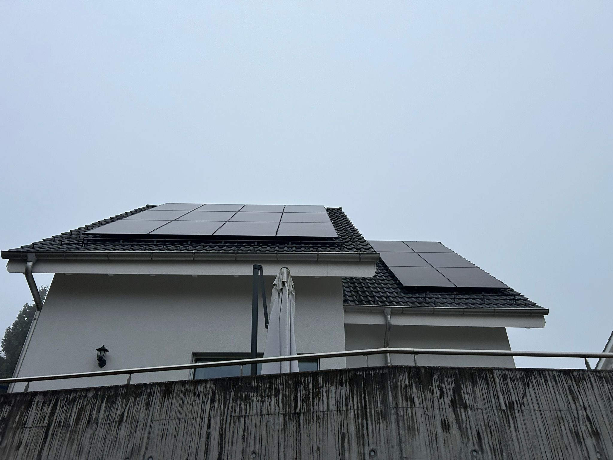 Detailansicht der 15 kWh Solaranlage in Amlikon – flach montierte Hochleistungsmodule auf einem Satteldach vor blauem Himmel.