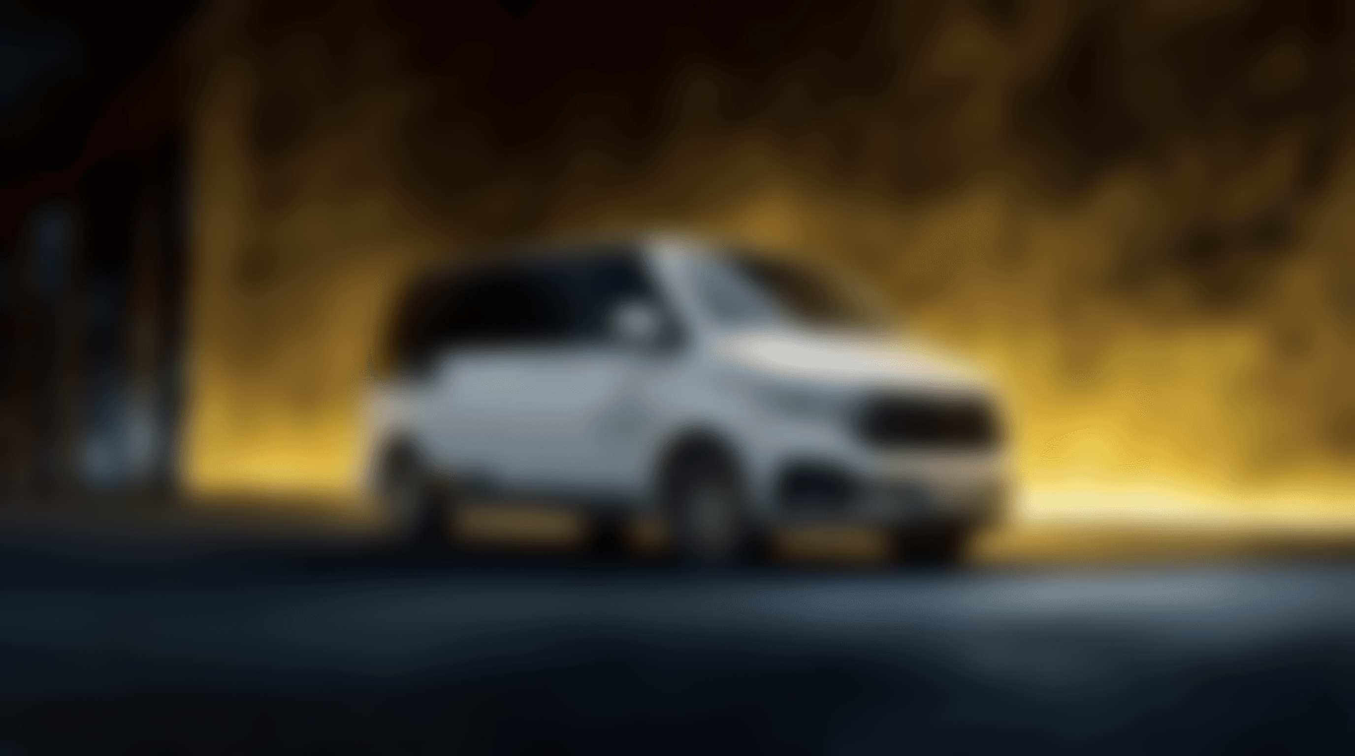 Ein weißer VW Kleinbus mit individuellem Design, elegantem Äußeren und getönten Scheiben parkt mit Blur effekt