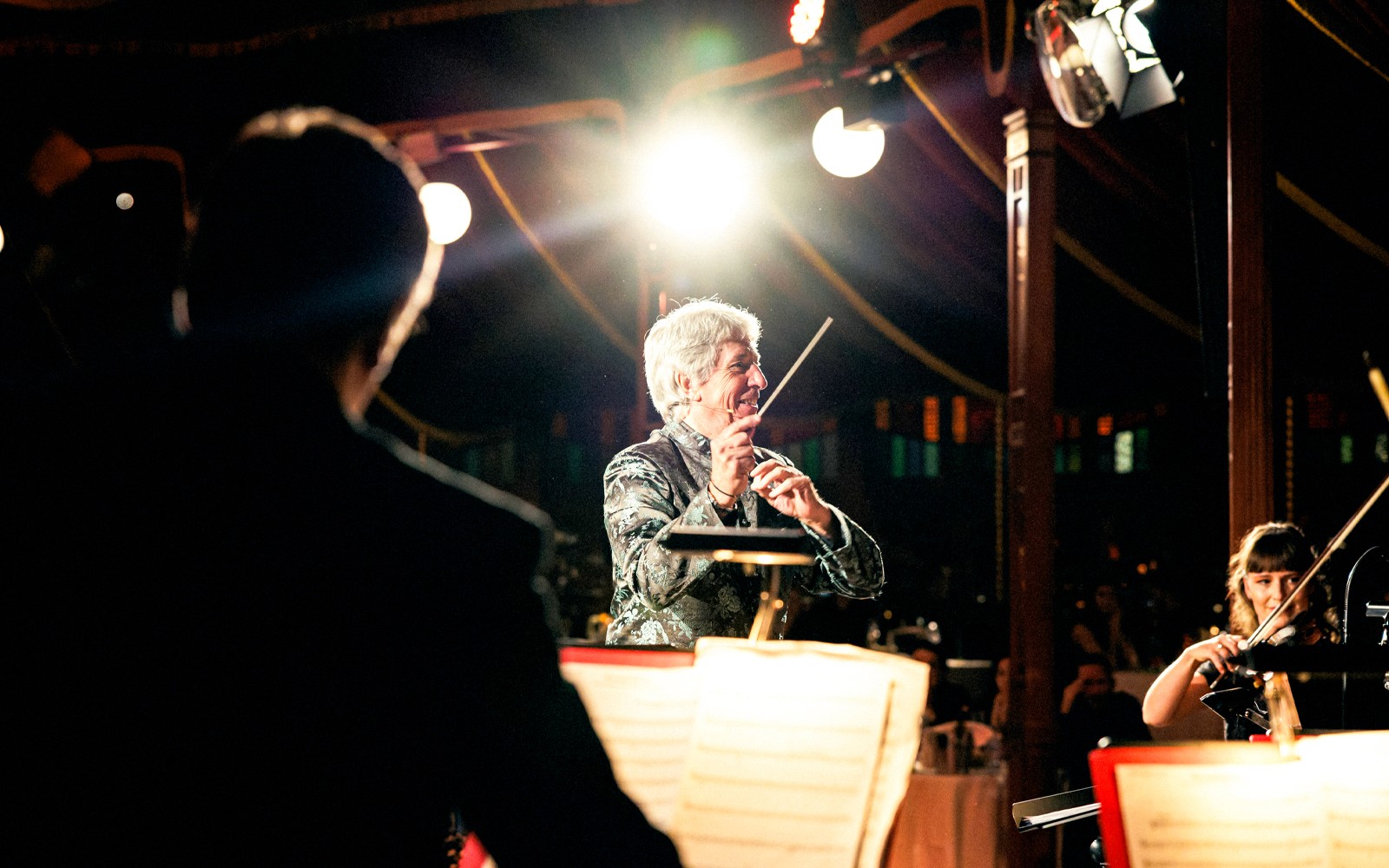 指挥在维也纳普拉特施特劳斯音乐会带领管弦乐队演出。