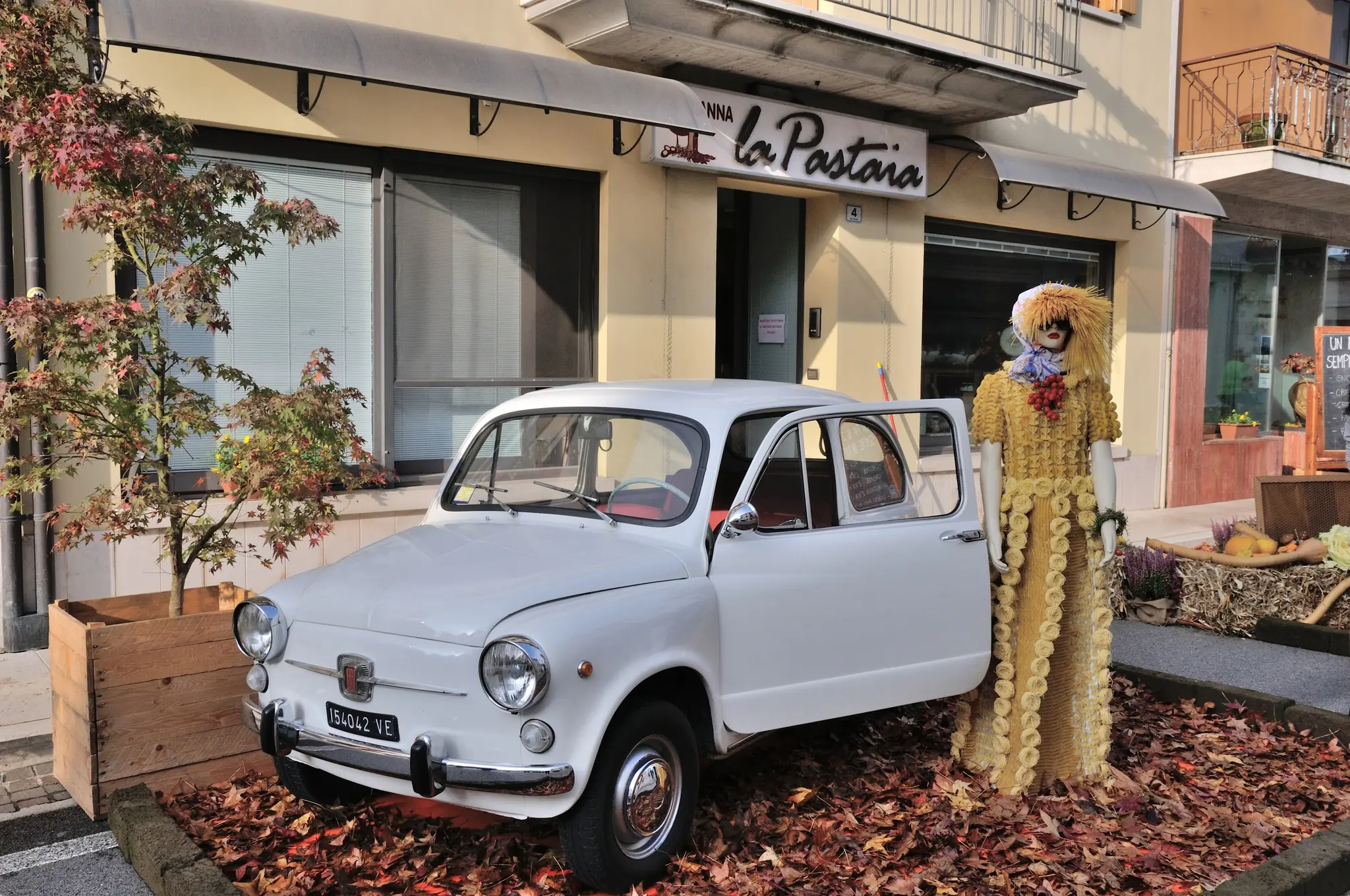Auto d’epoca e spaventapasseri