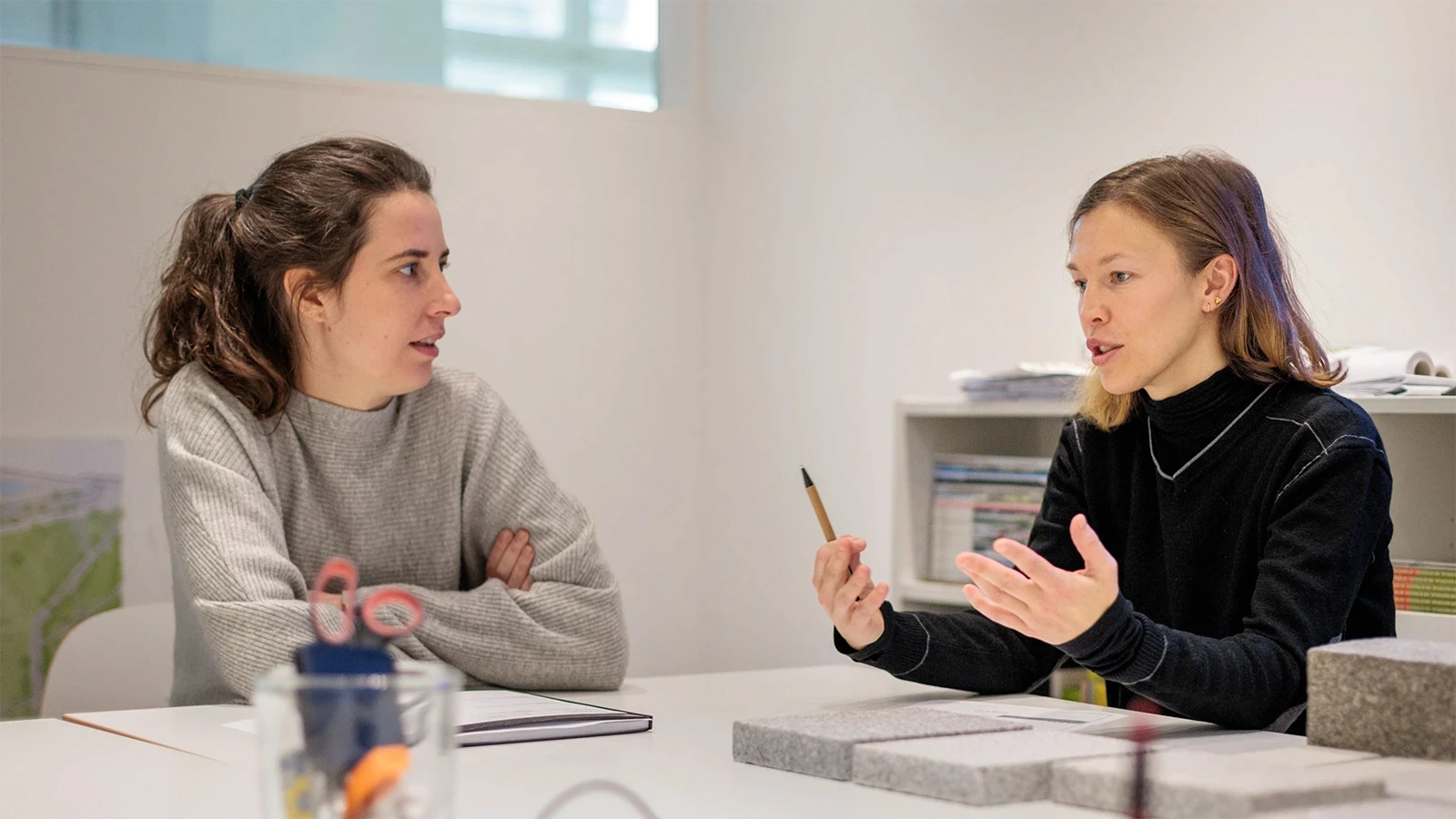 Zwei Landschaftsarchitektinnen von RMP Stephan Lenzen besprechen gemeinsam ein Projekt im Berliner Büro für Landschaftsarchitektur.