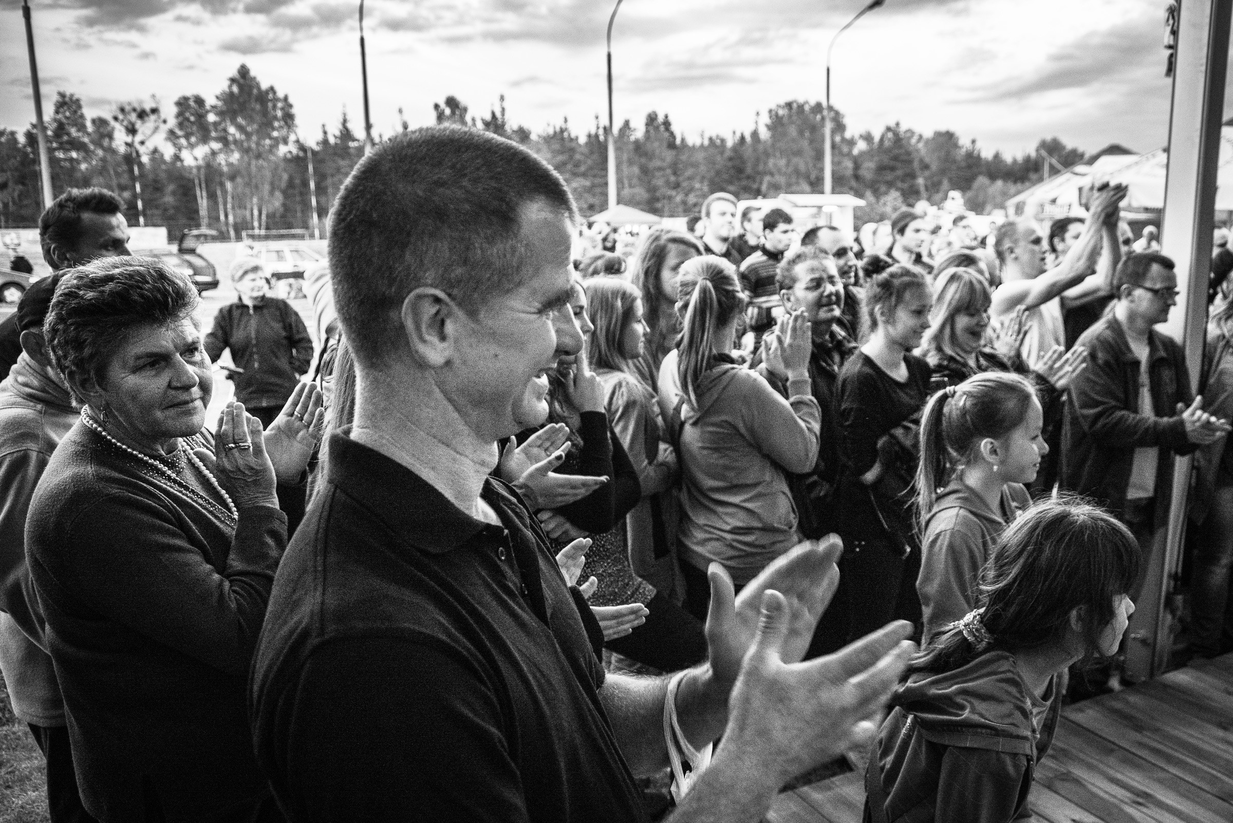 Grupa klaszczących widzów.