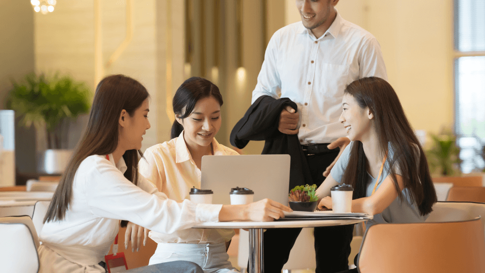 A group of customers at a café 