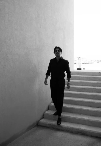 Antonio en las escaleras del exterior de la fundacion